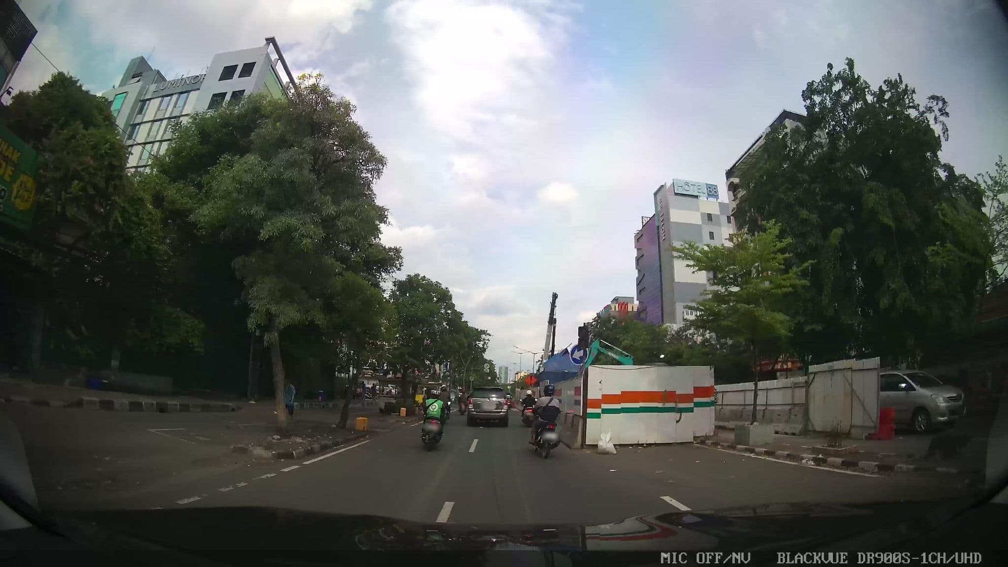 Street view near Hotel Peninsula, Jakarta — © Kaart---FRONT (CC BY-SA · Mapillary)