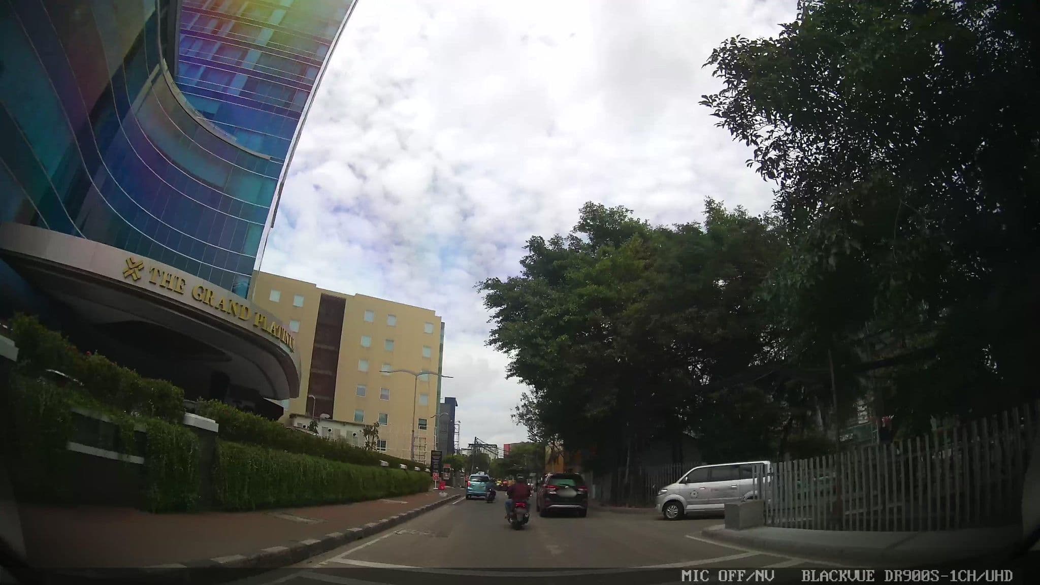 Street view near Hotel Serela Kartini Jakarta, Jakarta — © Kaart---FRONT (CC BY-SA · Mapillary)