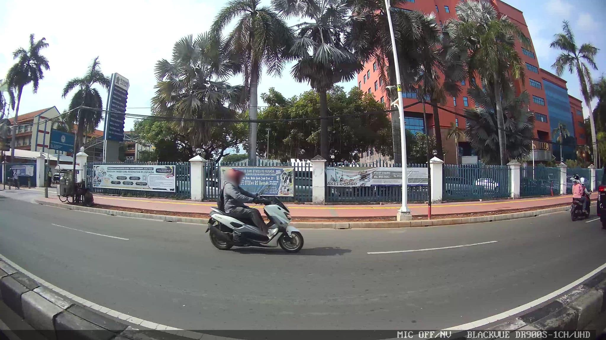 Street view near Hotel 88, Jakarta — © Kaart---RIGHT (CC BY-SA · Mapillary)