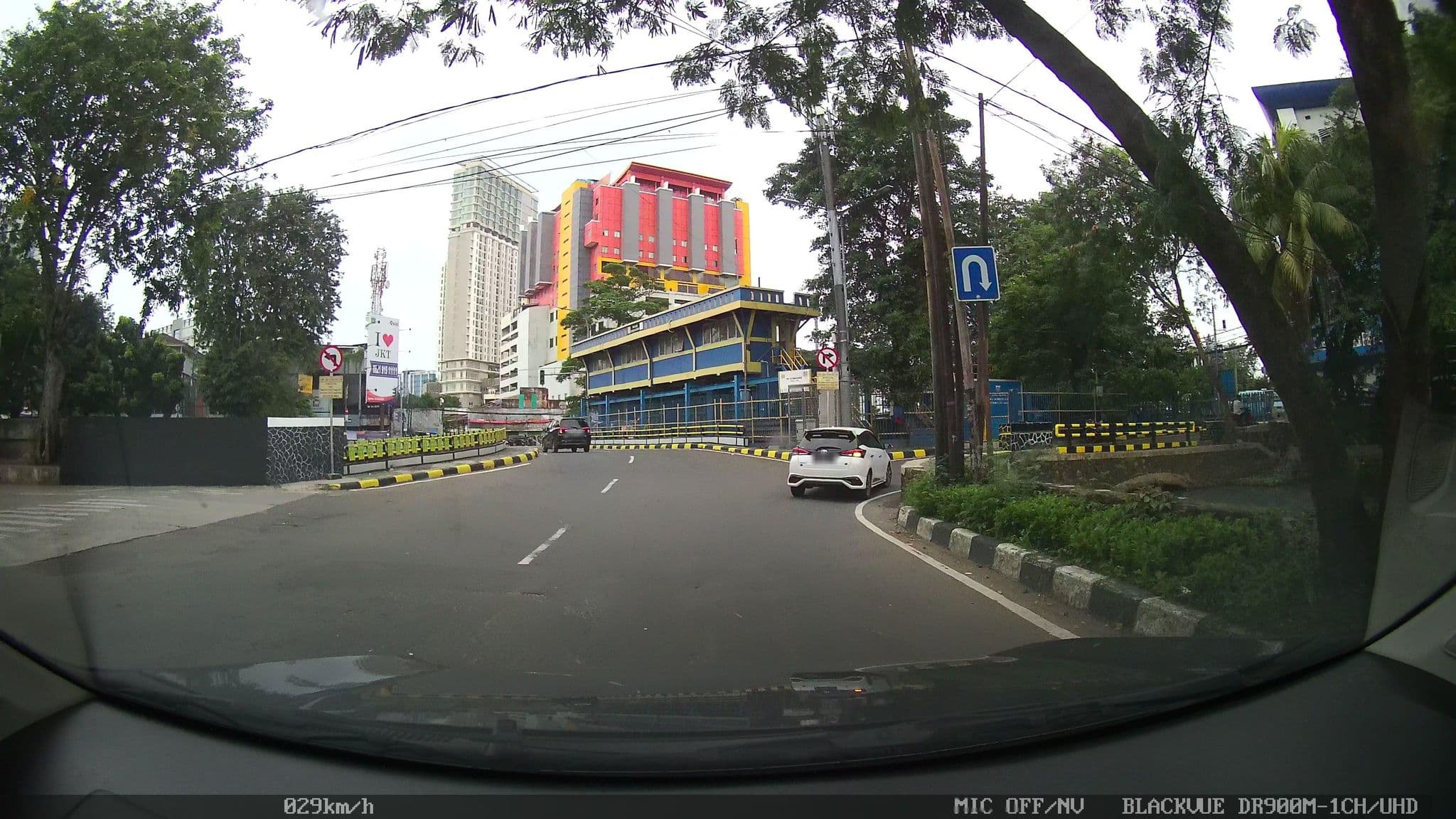 Street view near serena hotel, Jakarta — © kaart_1 (CC BY-SA · Mapillary)