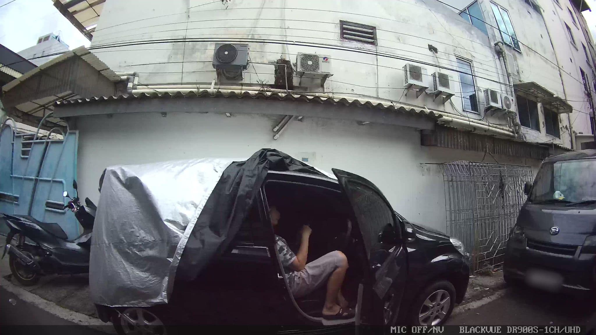 Street view near Lantai 8 Orchardz Hotel, Jakarta — © Kaart---RIGHT (CC BY-SA · Mapillary)