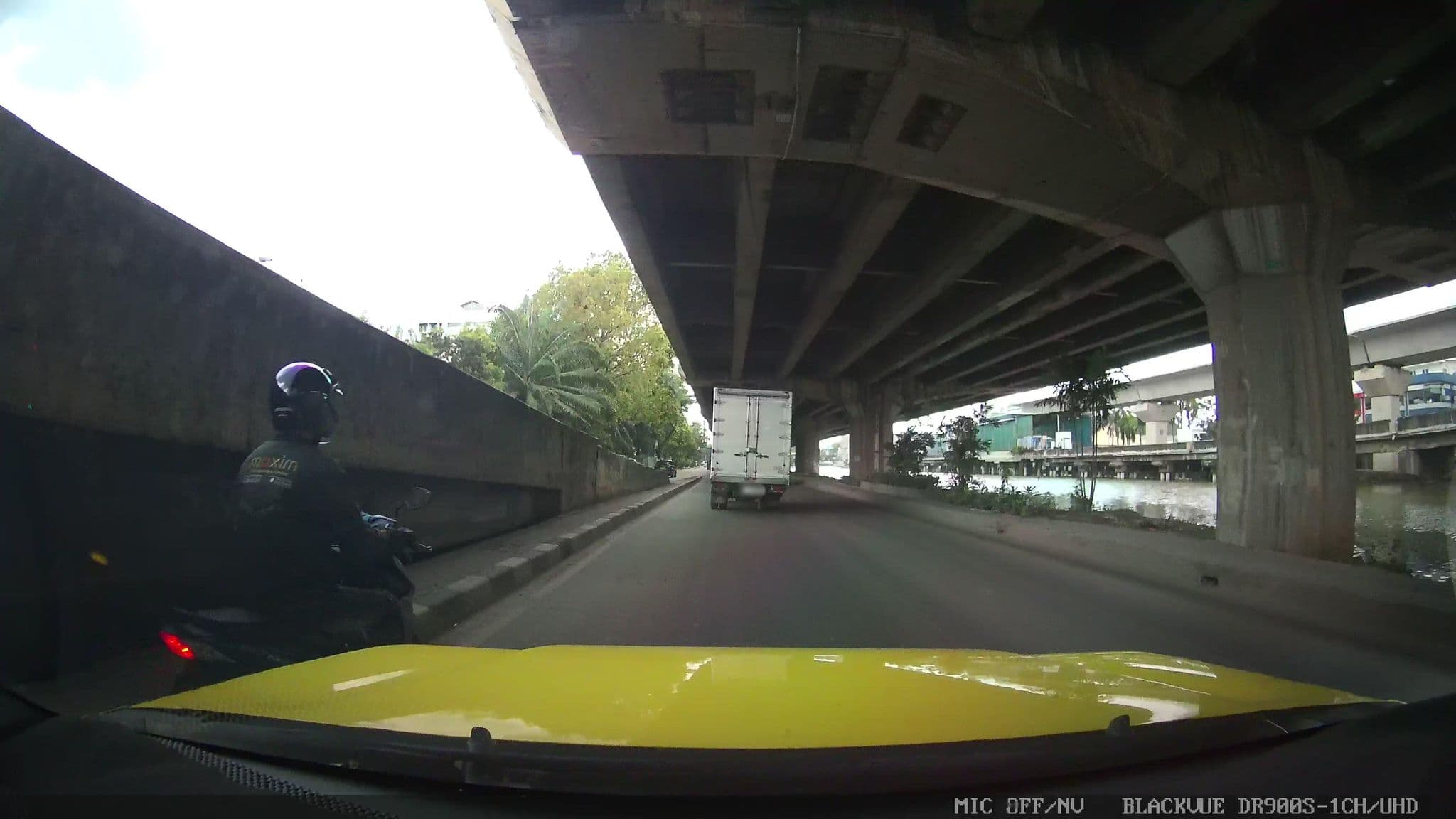 Street view near Lampu merah motik, Jakarta — © Kaart---FRONT (CC BY-SA · Mapillary)
