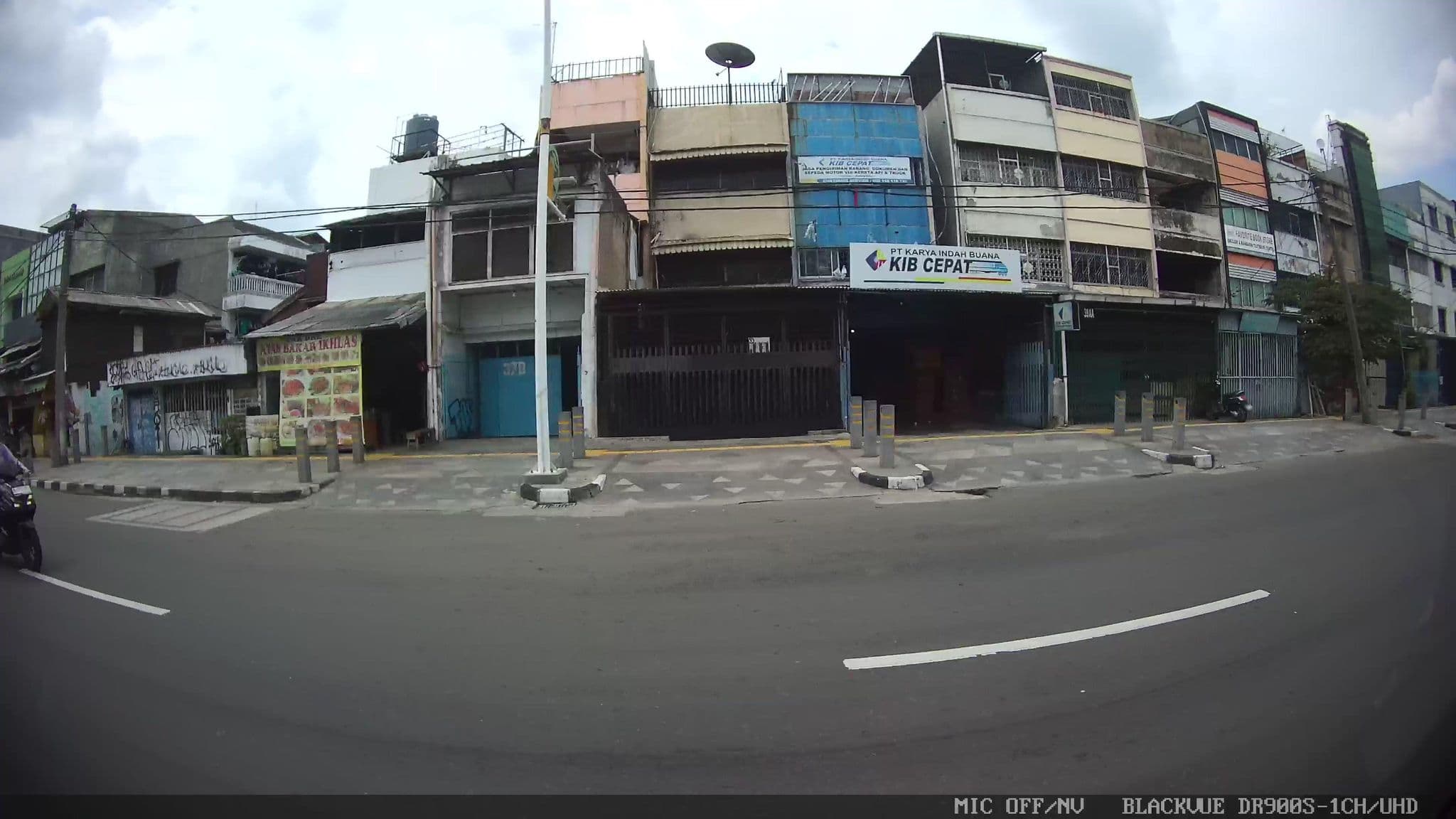 Street view near Hotel Trans Mangga Dua, Jakarta — © Kaart---LEFT (CC BY-SA · Mapillary)