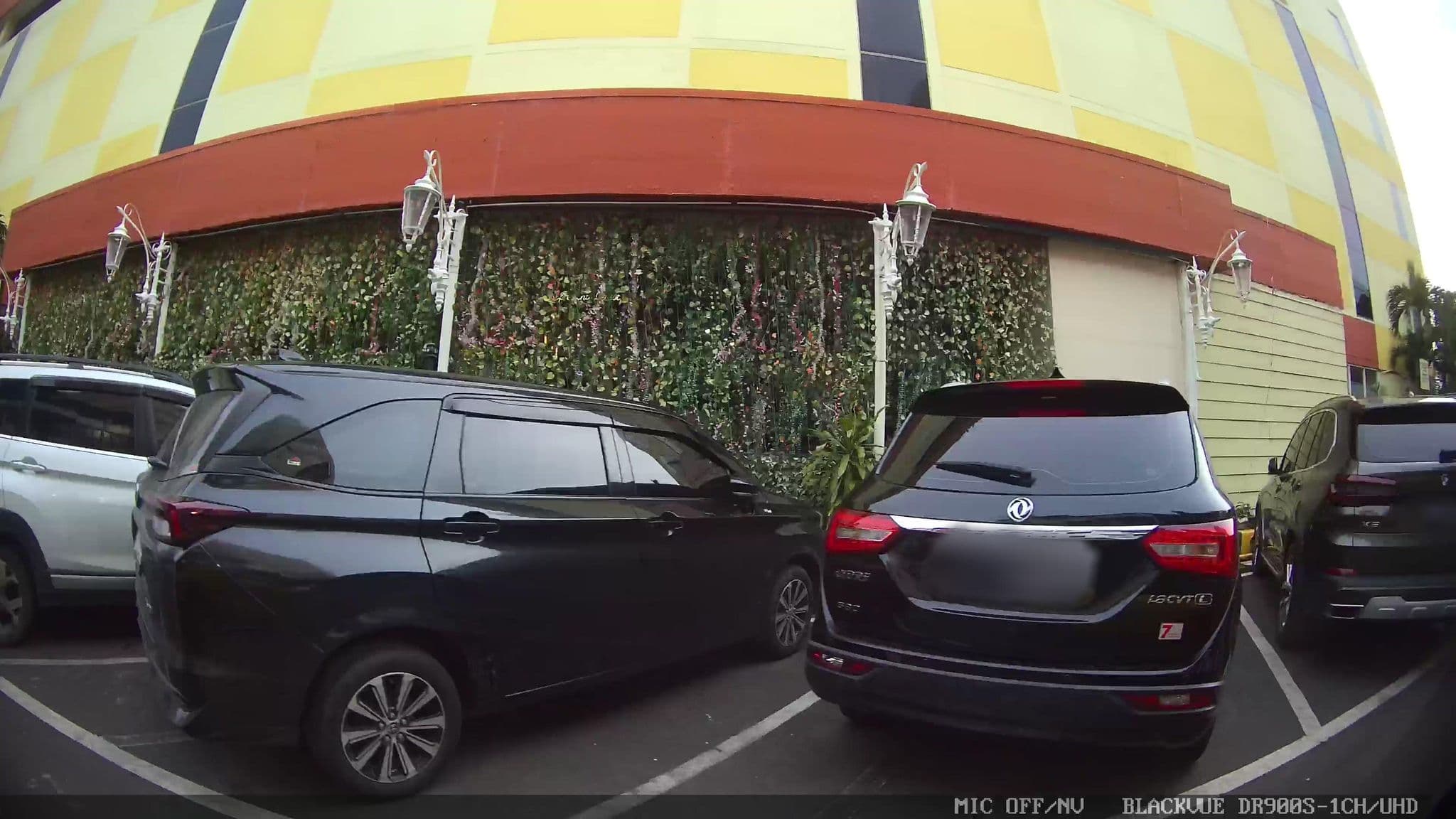 Street view near Mangga Dua Hotel & Restaurant, Jakarta — © Kaart---LEFT (CC BY-SA · Mapillary)