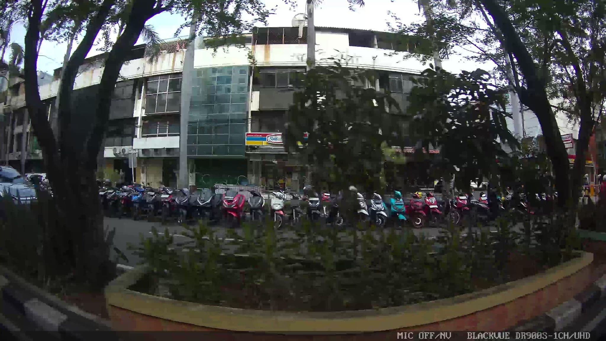 Street view near Hotel La grandeur, Jakarta — © Kaart---RIGHT (CC BY-SA · Mapillary)