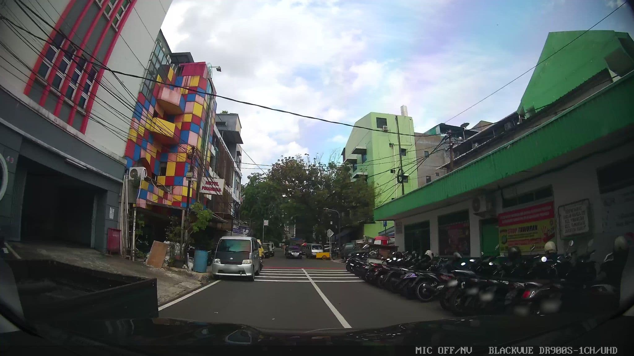 Street view near Hotel Pinangsia, Jakarta — © Kaart---FRONT (CC BY-SA · Mapillary)