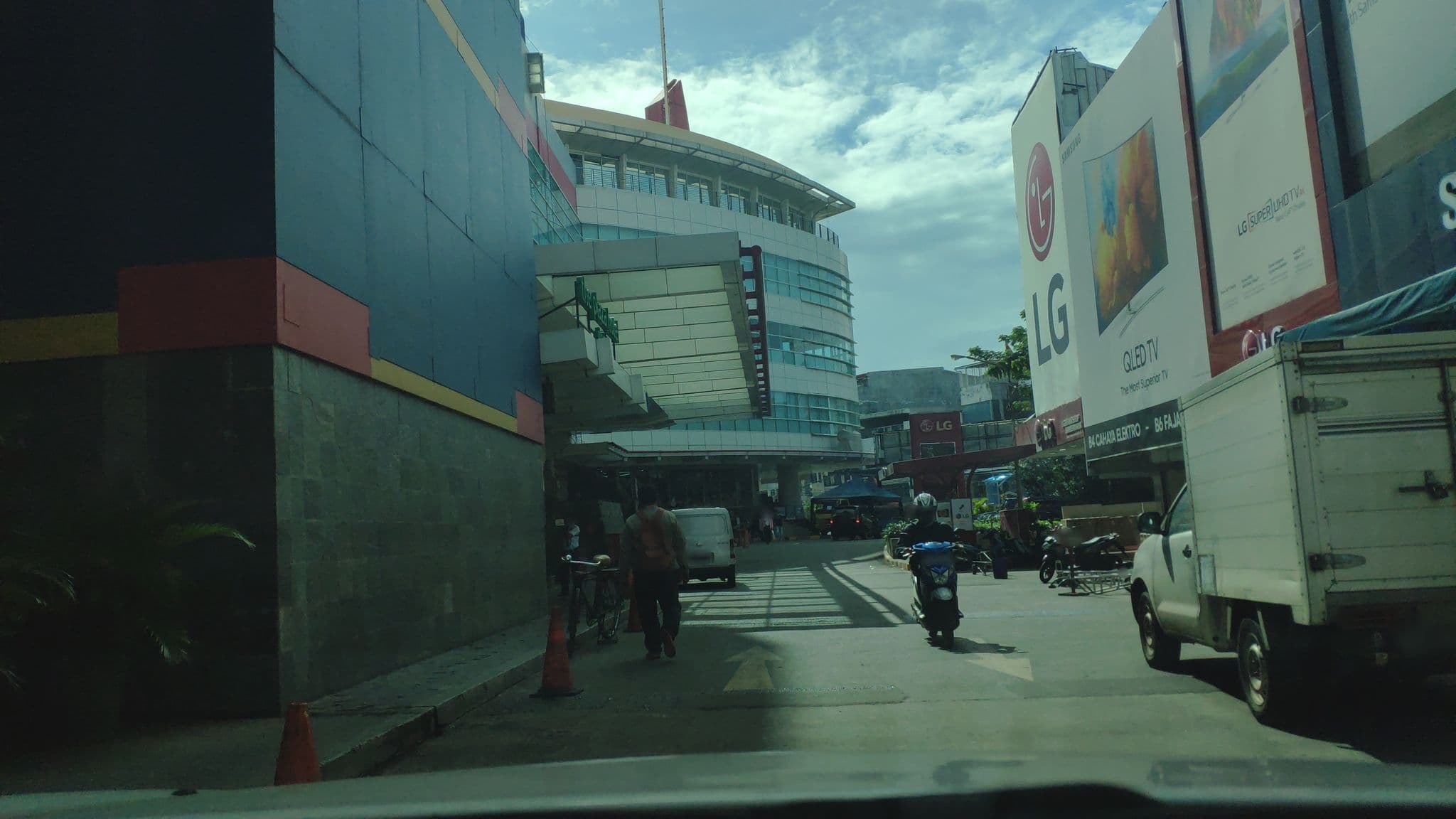 Street view near Hotel Chitra, Jakarta — © dedi (CC BY-SA · Mapillary)
