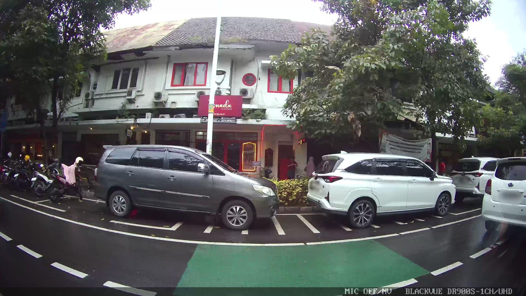 Street view near Whiz Hotel Cikini, Jakarta — © Kaart---LEFT (CC BY-SA · Mapillary)