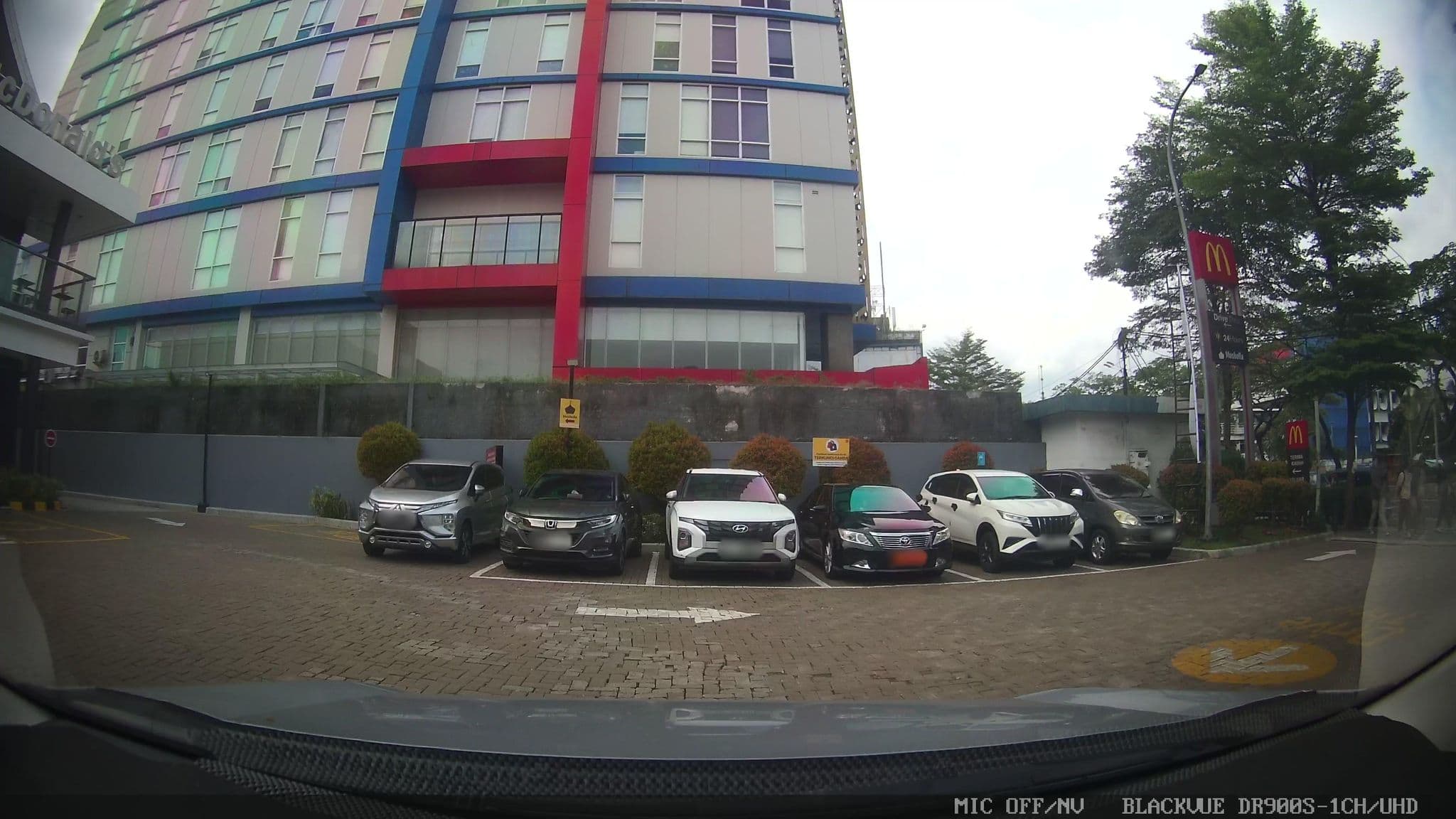 Street view near ibis hotel matraman room 512, Jakarta — © Kaart---FRONT (CC BY-SA · Mapillary)