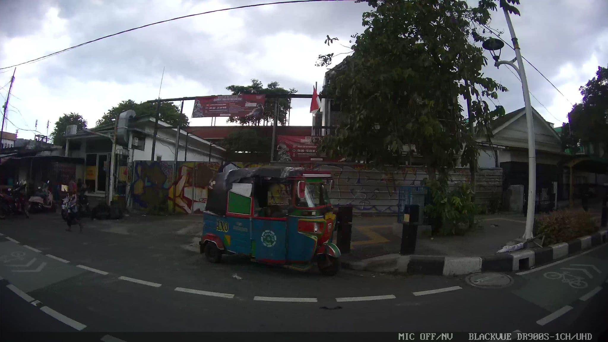 Street view near Lumire Hotel & Convention Centre, Jakarta — © Kaart---LEFT (CC BY-SA · Mapillary)