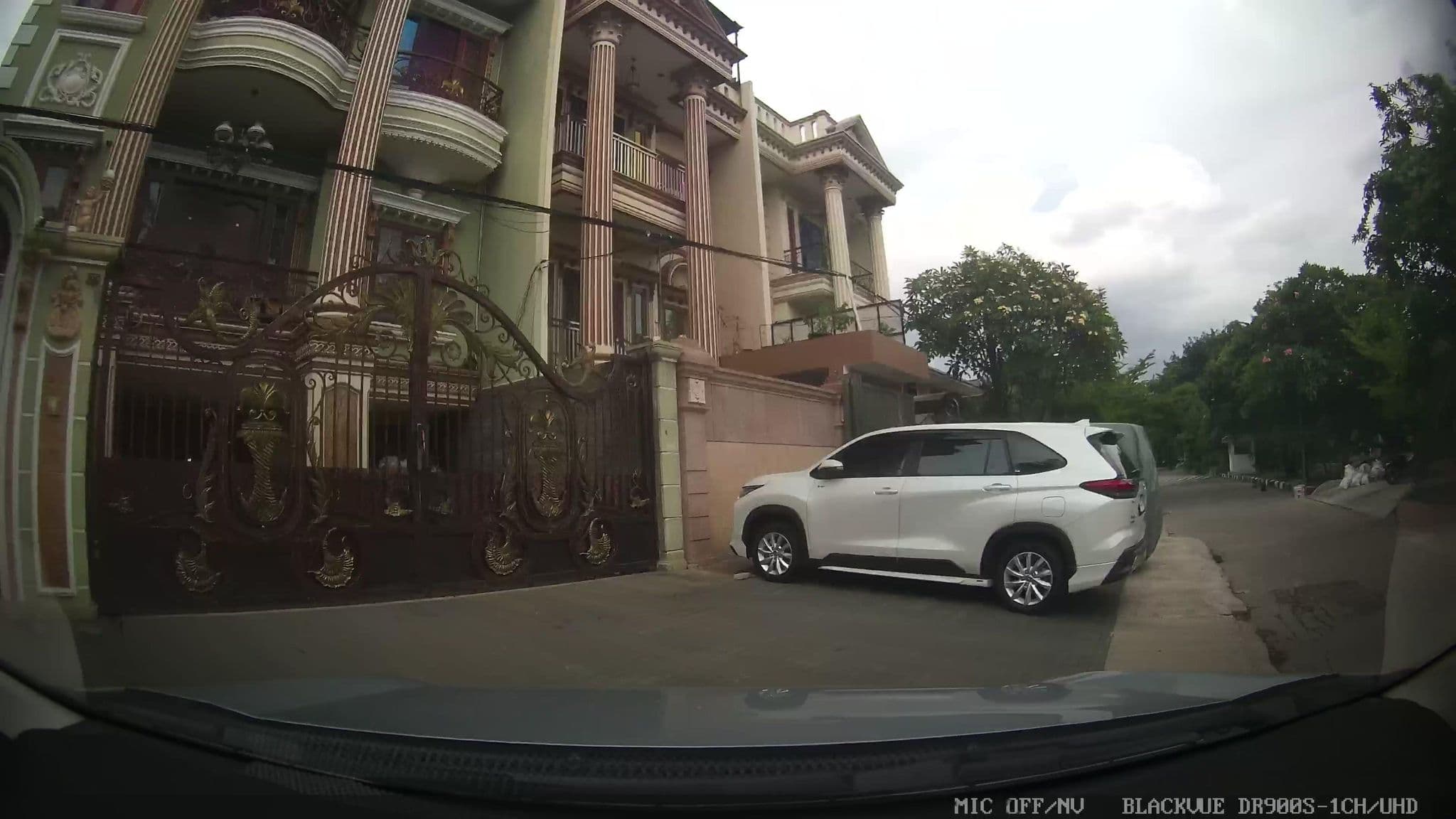 Street view near Hotel Dina, Jakarta — © Kaart---FRONT (CC BY-SA · Mapillary)