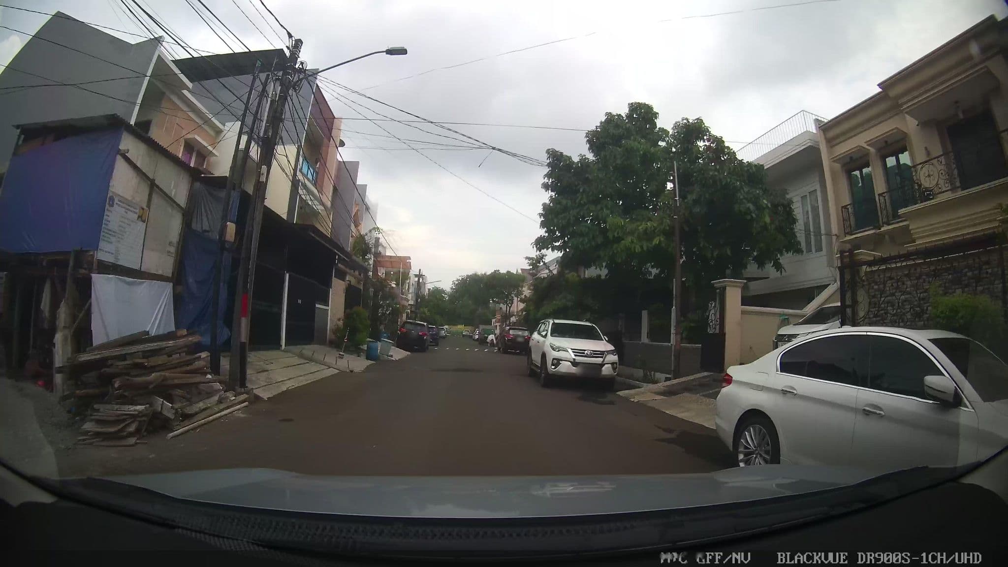 Street view near Yasa Surade, Jakarta — © Kaart---FRONT (CC BY-SA · Mapillary)