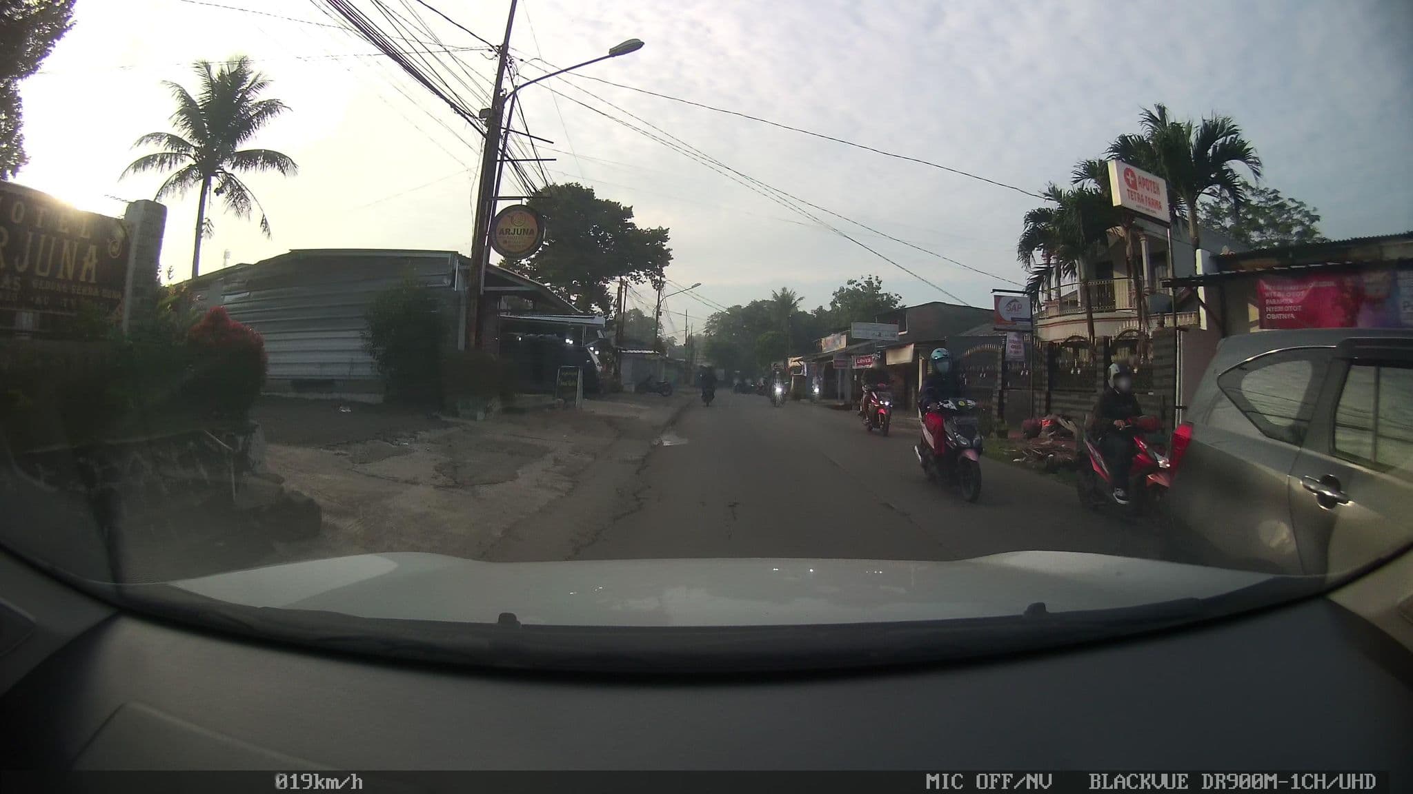 Street view near Motel Arjuna, Cileungsir — © kaart5 (CC BY-SA · Mapillary)
