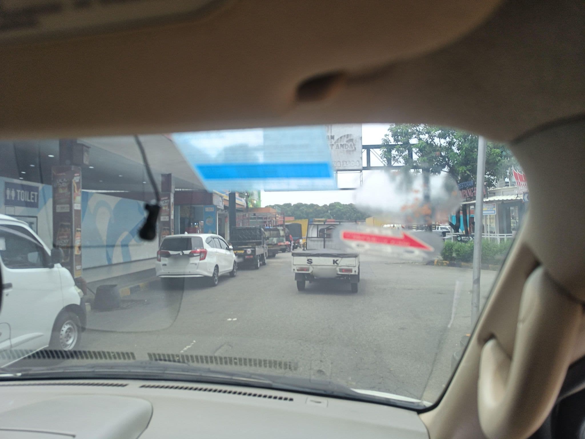 Street view near Hotel vio pasteur, Bekasi — © hen0ch (CC BY-SA · Mapillary)
