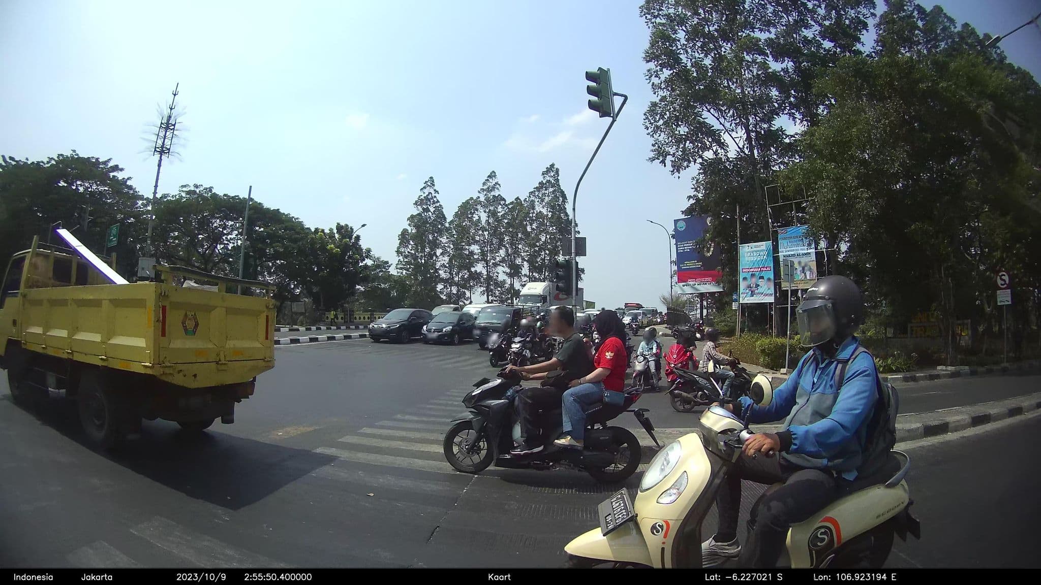 Street view near Hotel Ibis Balikpapan, Utan — © kaart_2 (CC BY-SA · Mapillary)