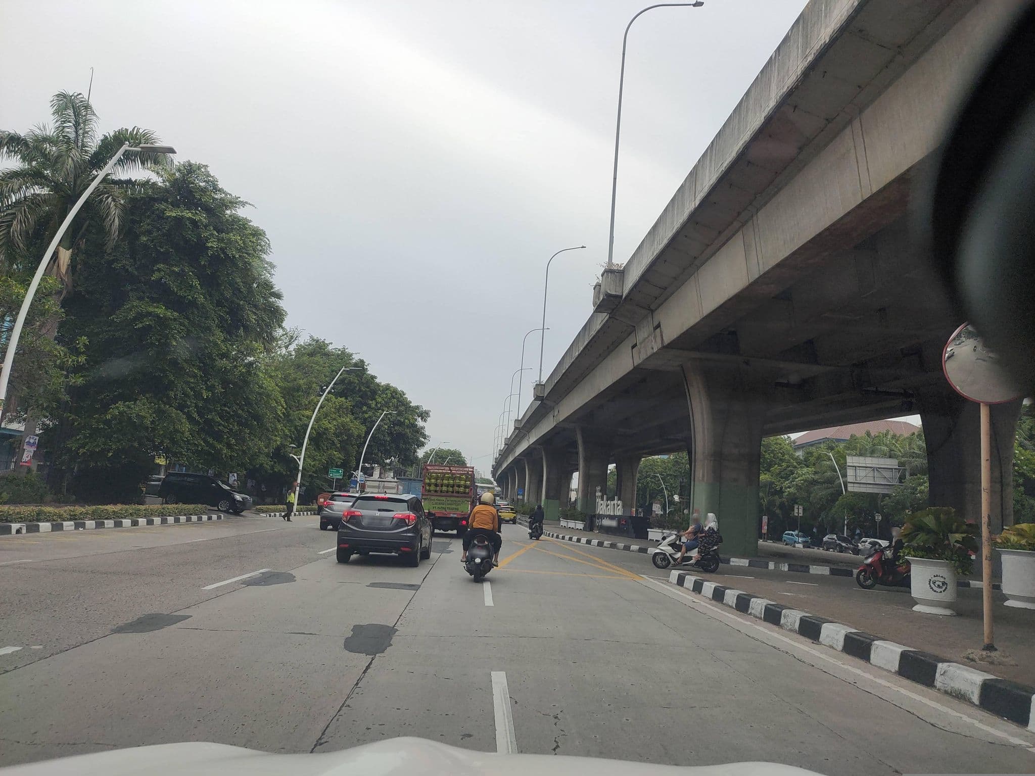 Street view near Mertua House (deeshe house), Utan — © Kaart_Local (CC BY-SA · Mapillary)