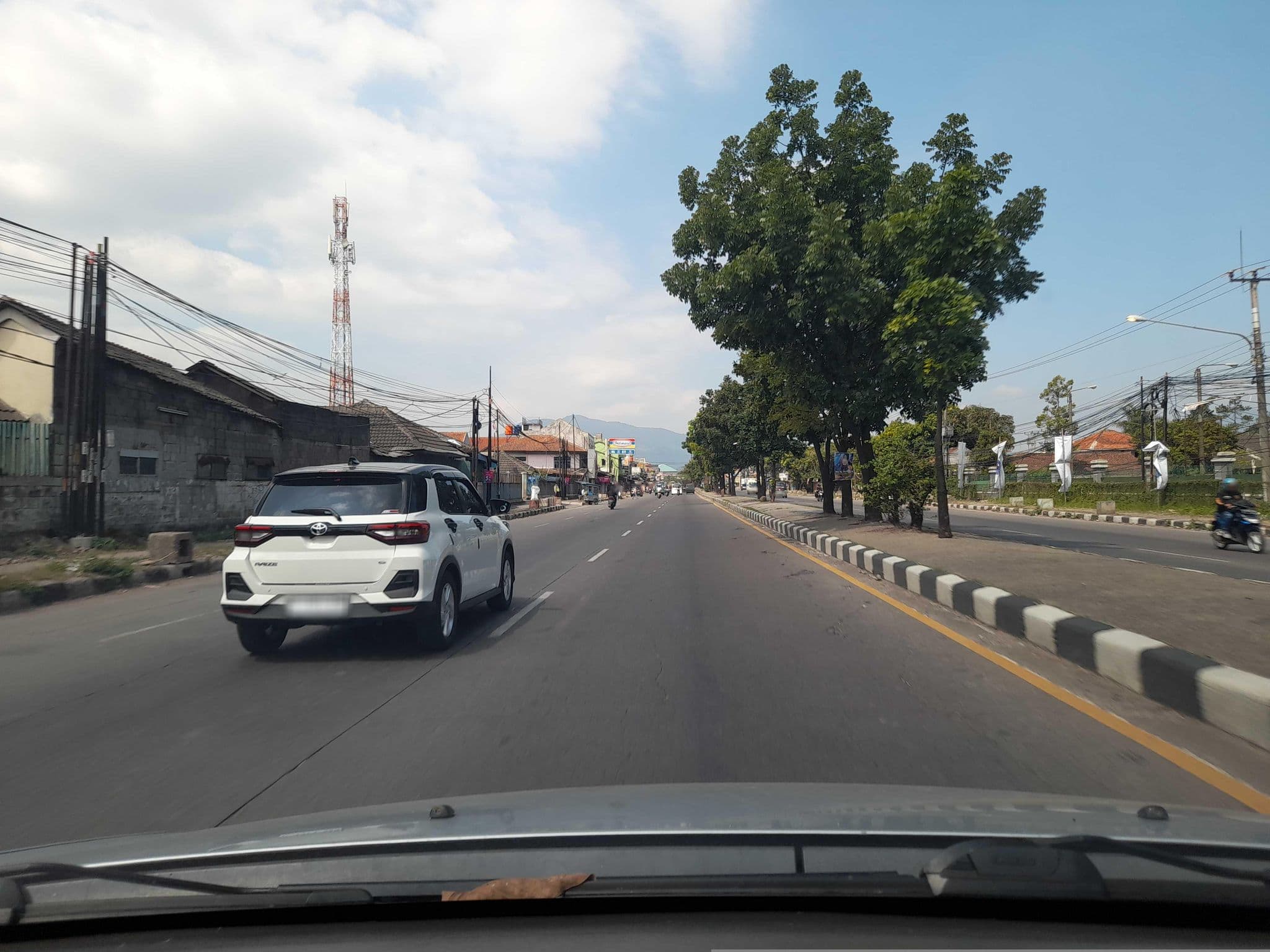 Street view near Hotel Malabar, Cileunyi — © Kaart_Local (CC BY-SA · Mapillary)