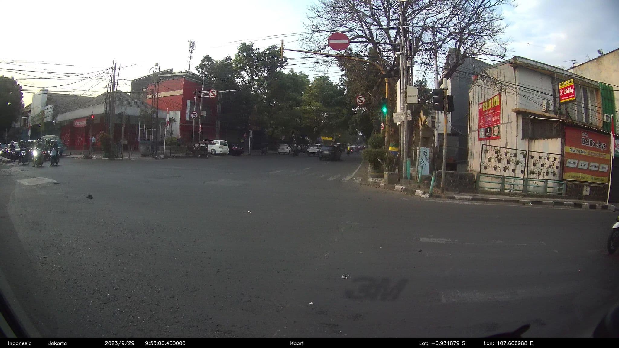 Street view near Bantal Guling Guest House - Alun Alun, Bandung — © kaart_2 (CC BY-SA · Mapillary)