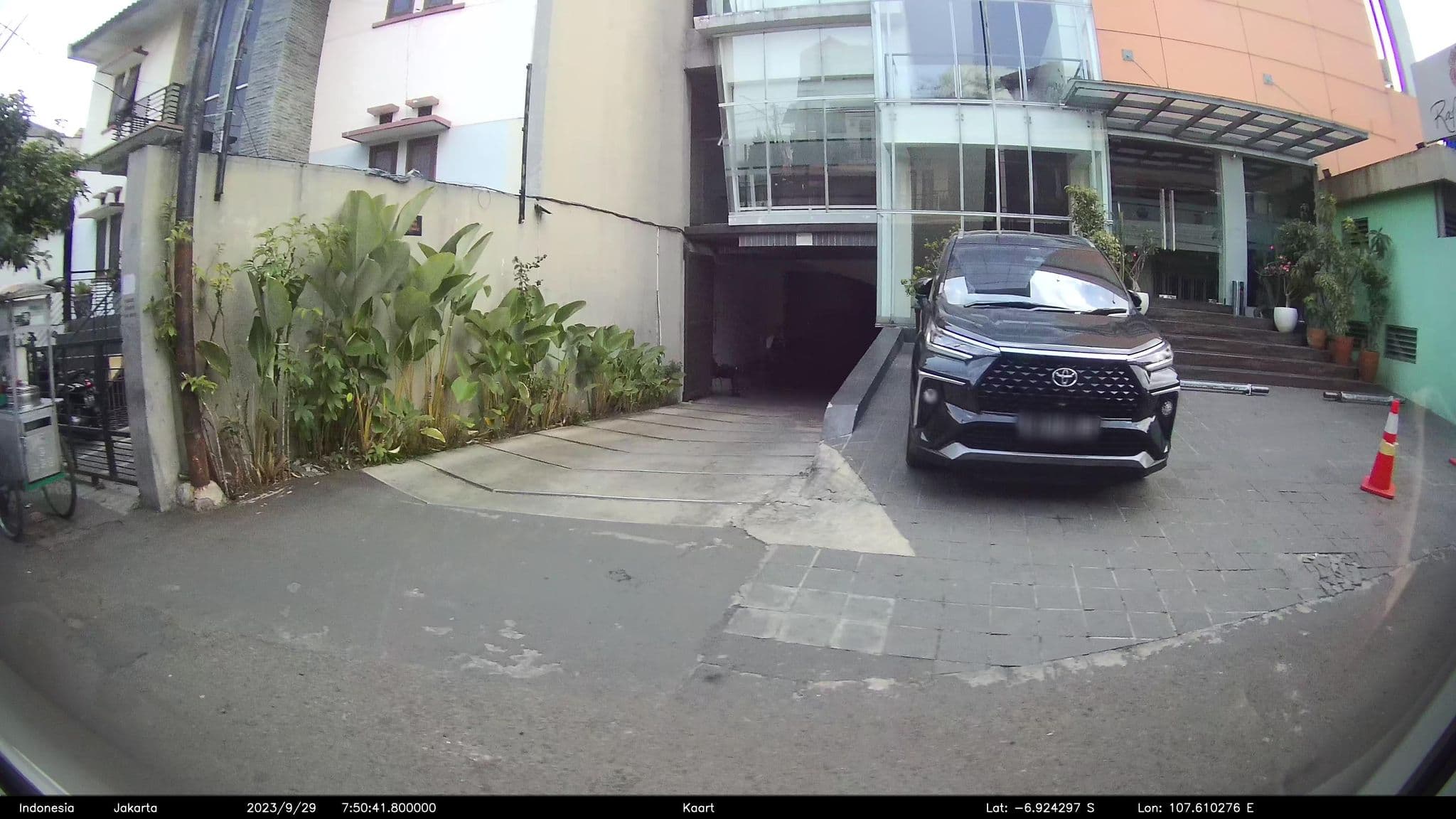 Street view near Airy Asia Afrika Pangarang 24 Bandung, Bandung — © kaart_2 (CC BY-SA · Mapillary)