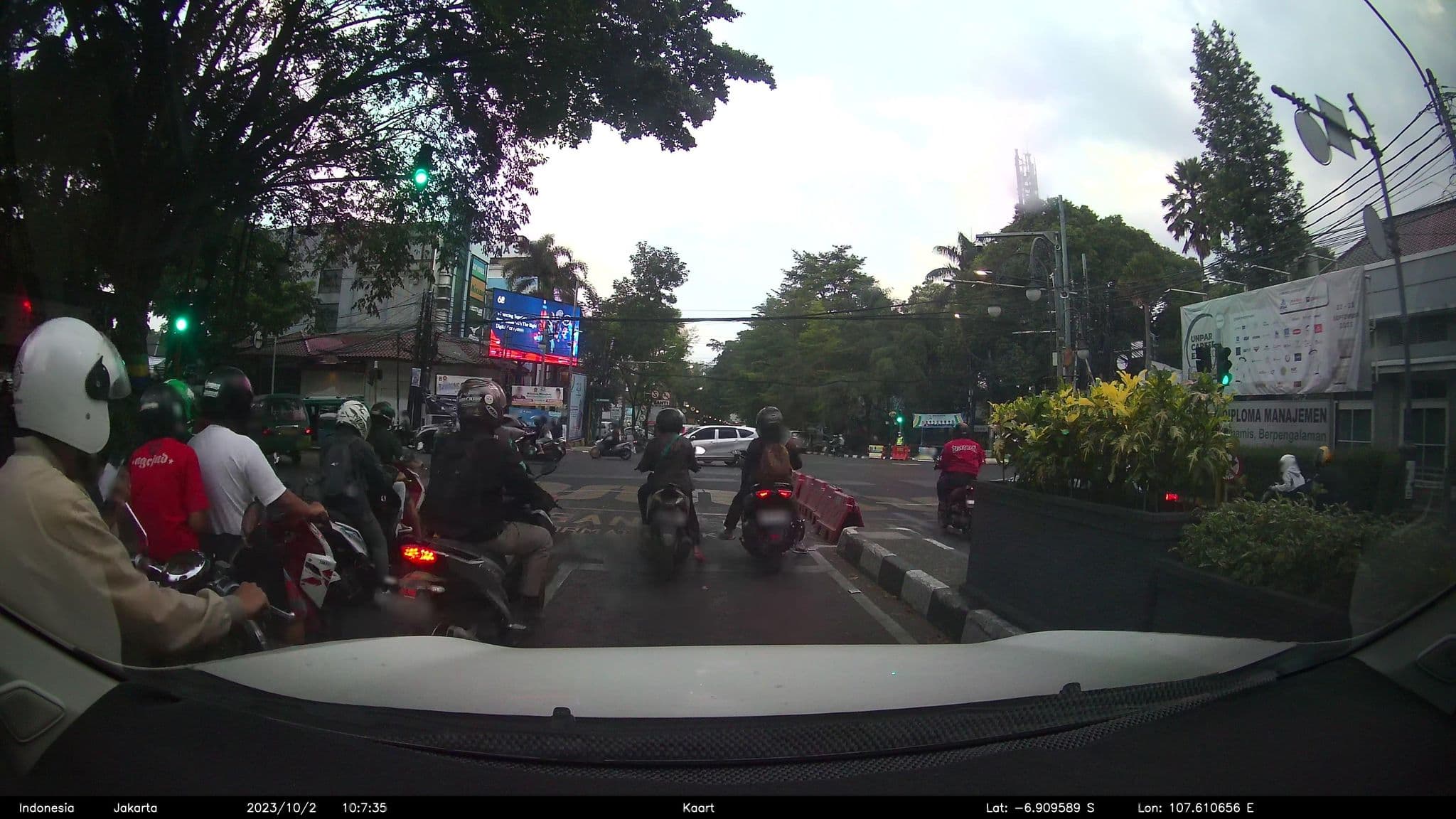Street view near Turtle Beach Hotel, Bandung — © kaart5 (CC BY-SA · Mapillary)