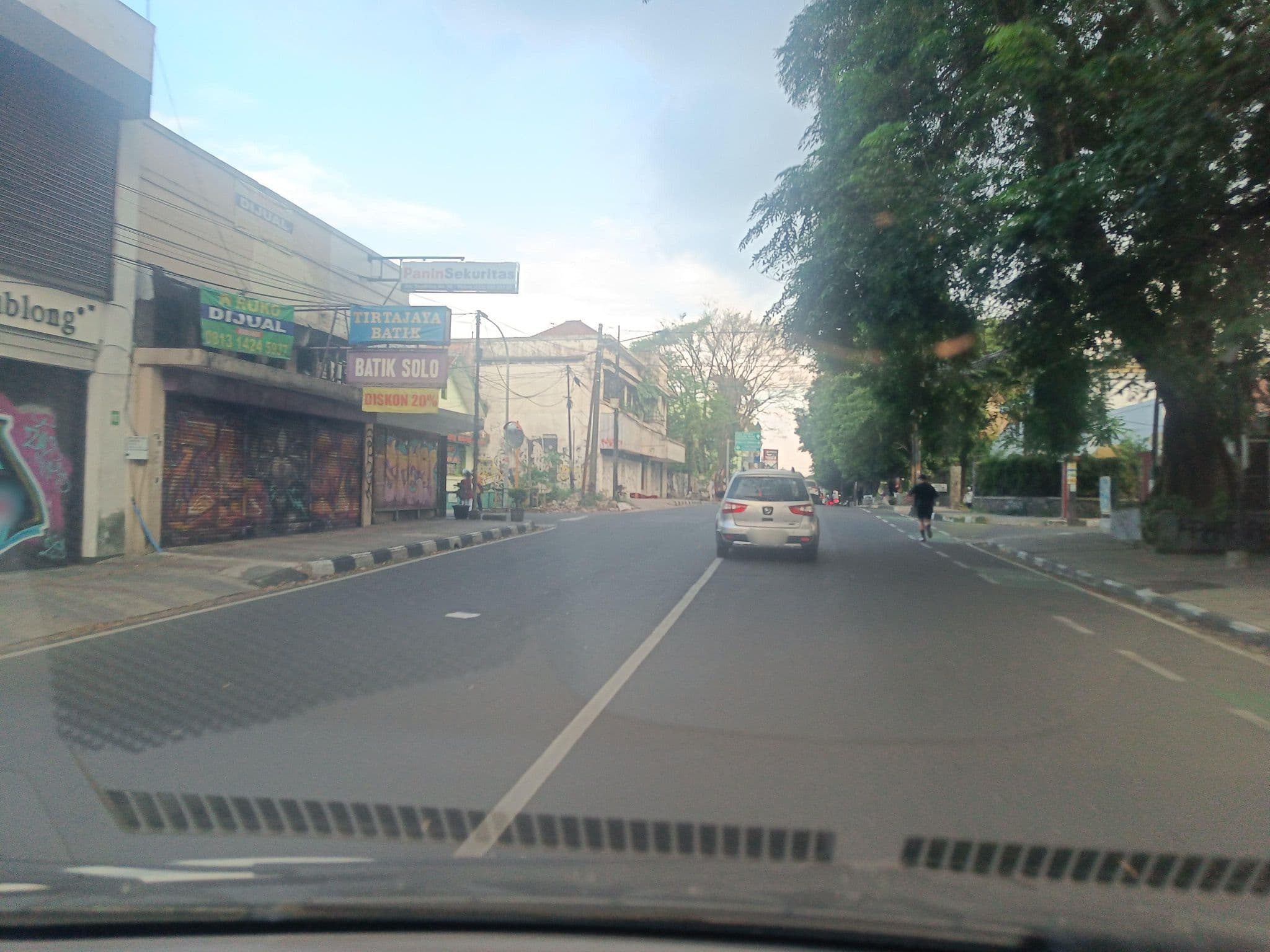 Street view near Reddoorz Near Braga Street, Bandung — © hen0ch (CC BY-SA · Mapillary)