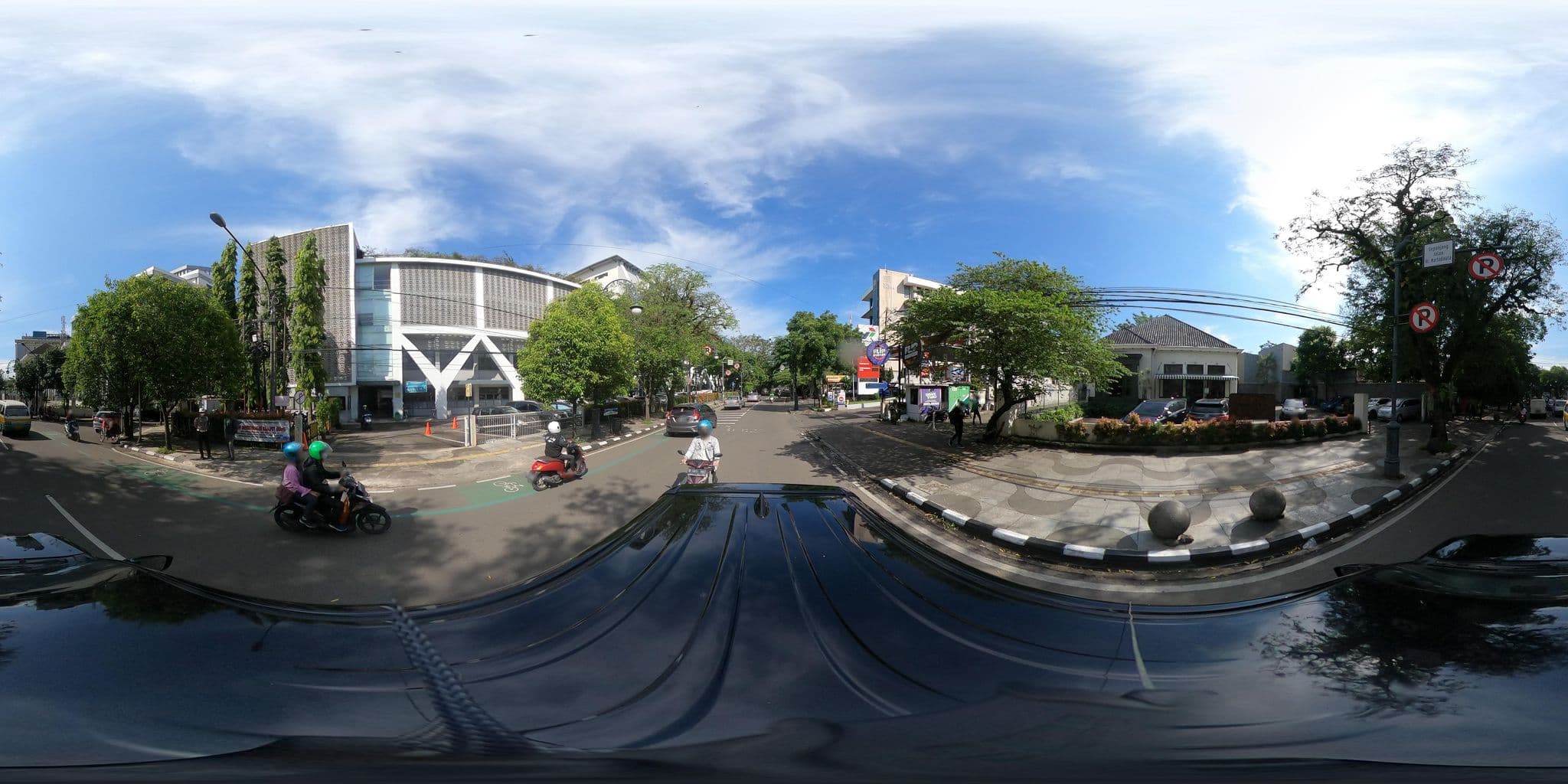 Street view near Juvante hotel ԃɑ̈n restaurant, Bandung — © kaart_360 (CC BY-SA · Mapillary)