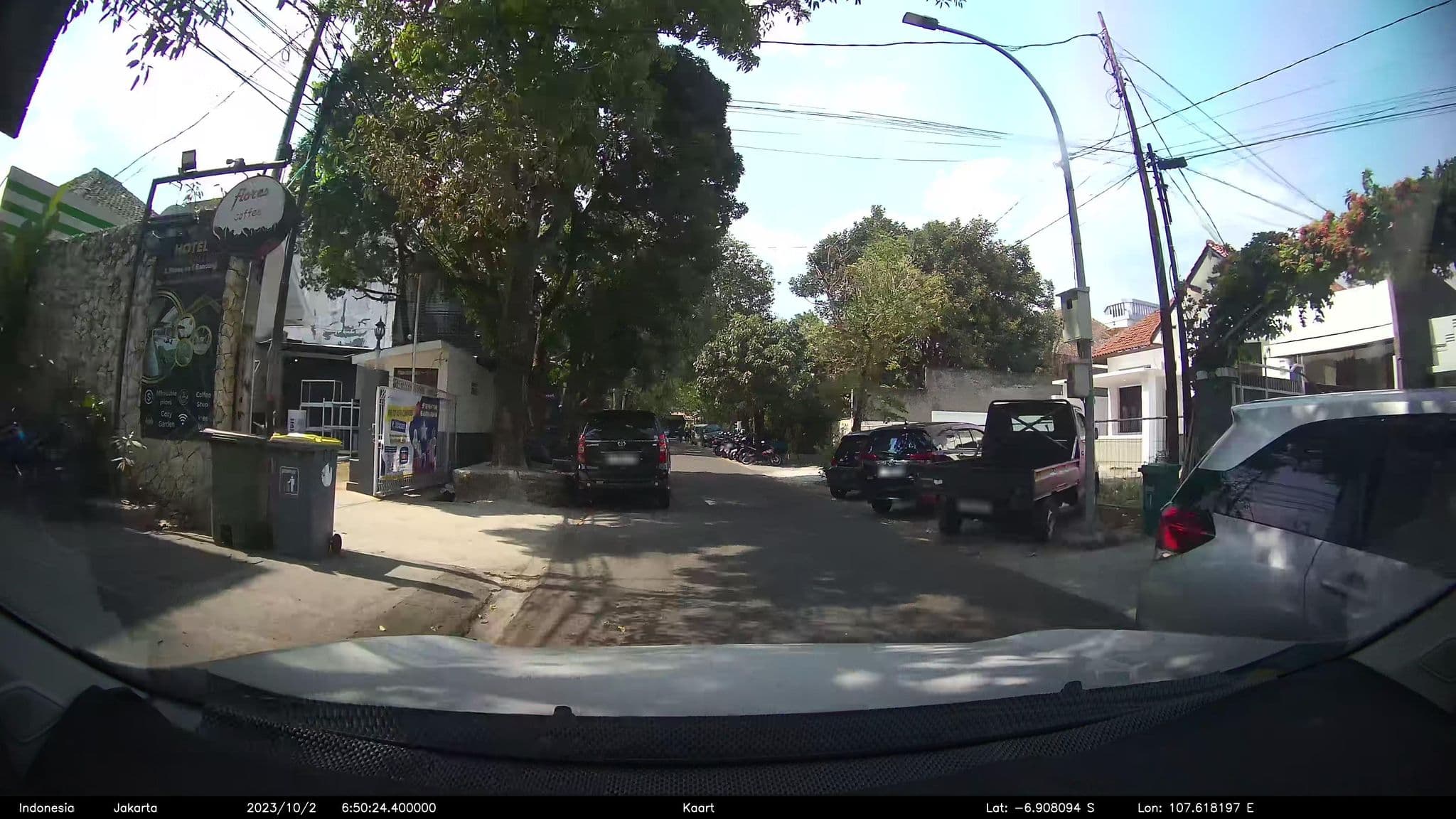 Street view near Flores Gallery Hotel, Bandung — © kaart5 (CC BY-SA · Mapillary)