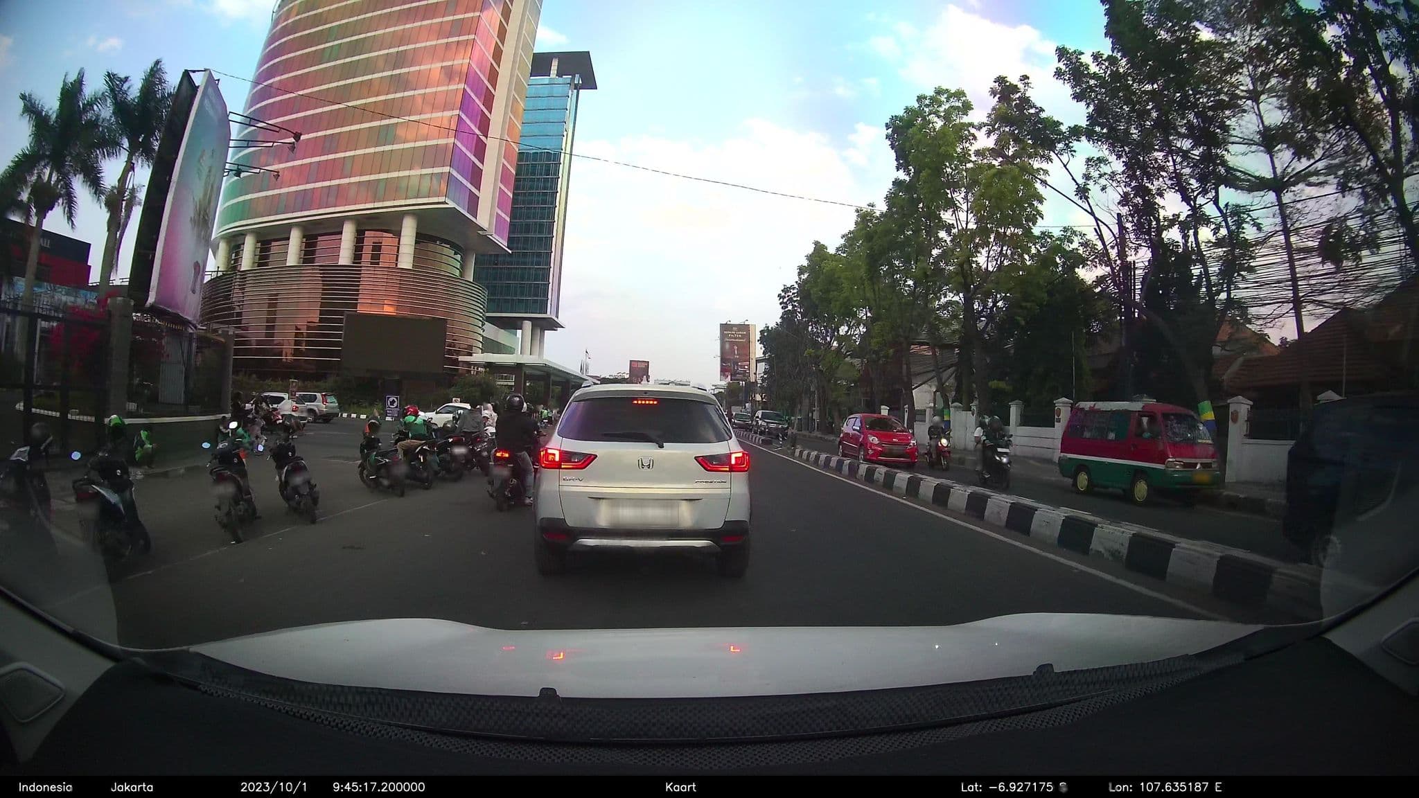 Street view near Boardroom 17 Trans Luxury Hotel, Bandung — © kaart5 (CC BY-SA · Mapillary)