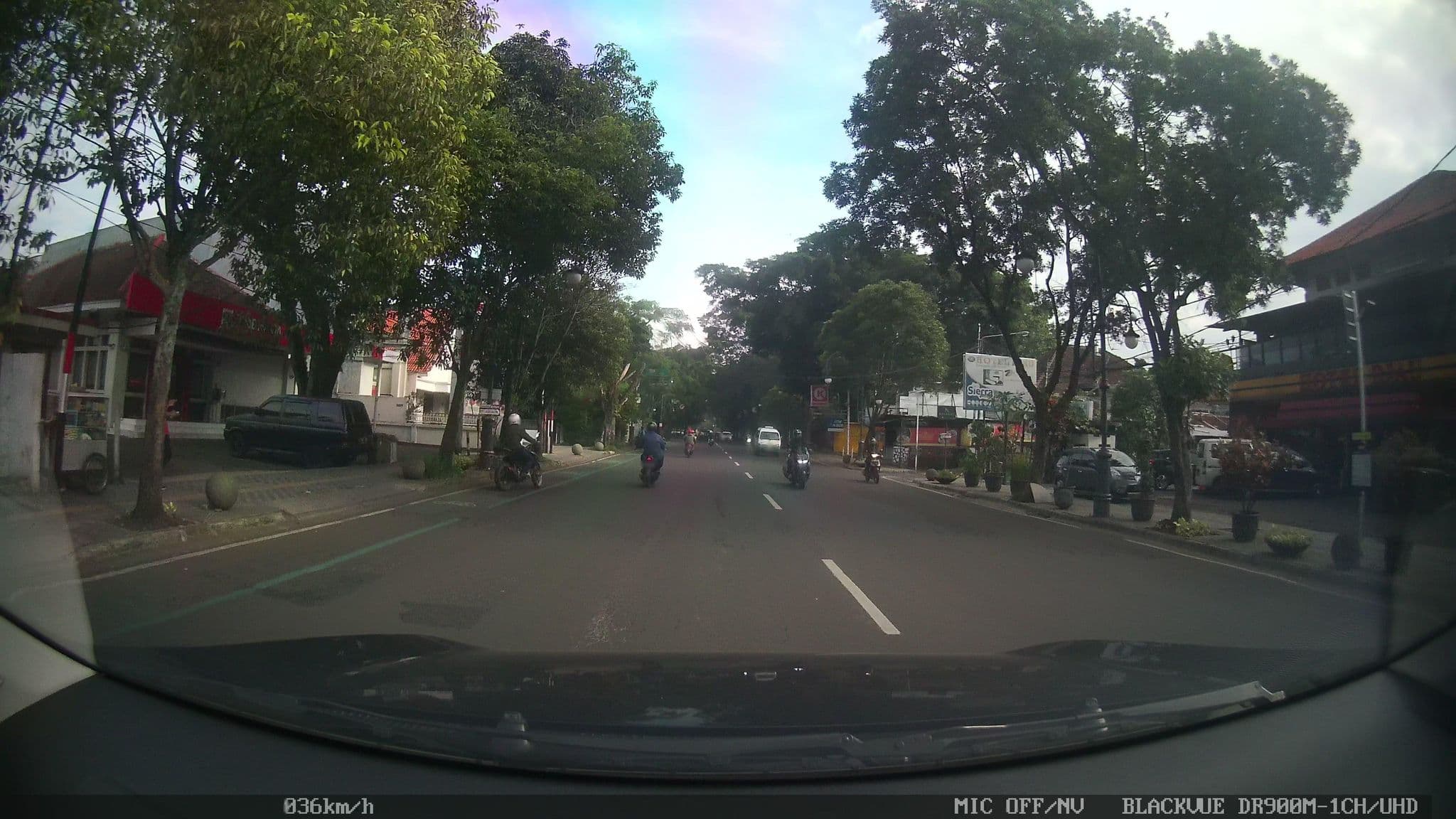 Street view near ZEN Rooms Riau Martadinata, Bandung — © kaart_2 (CC BY-SA · Mapillary)