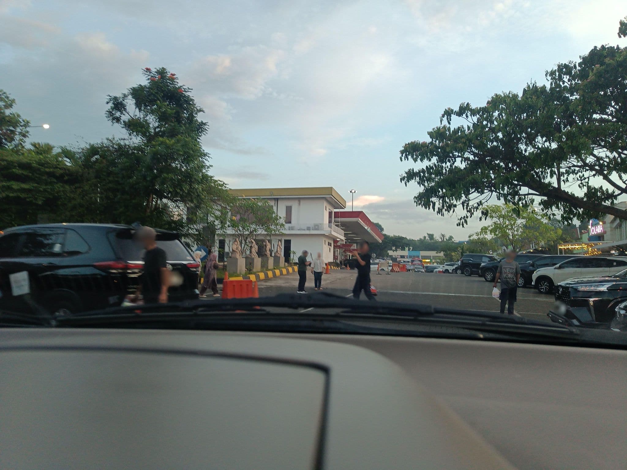 Street view near Hotel Mercure Padang, Purwakarta — © hen0ch (CC BY-SA · Mapillary)