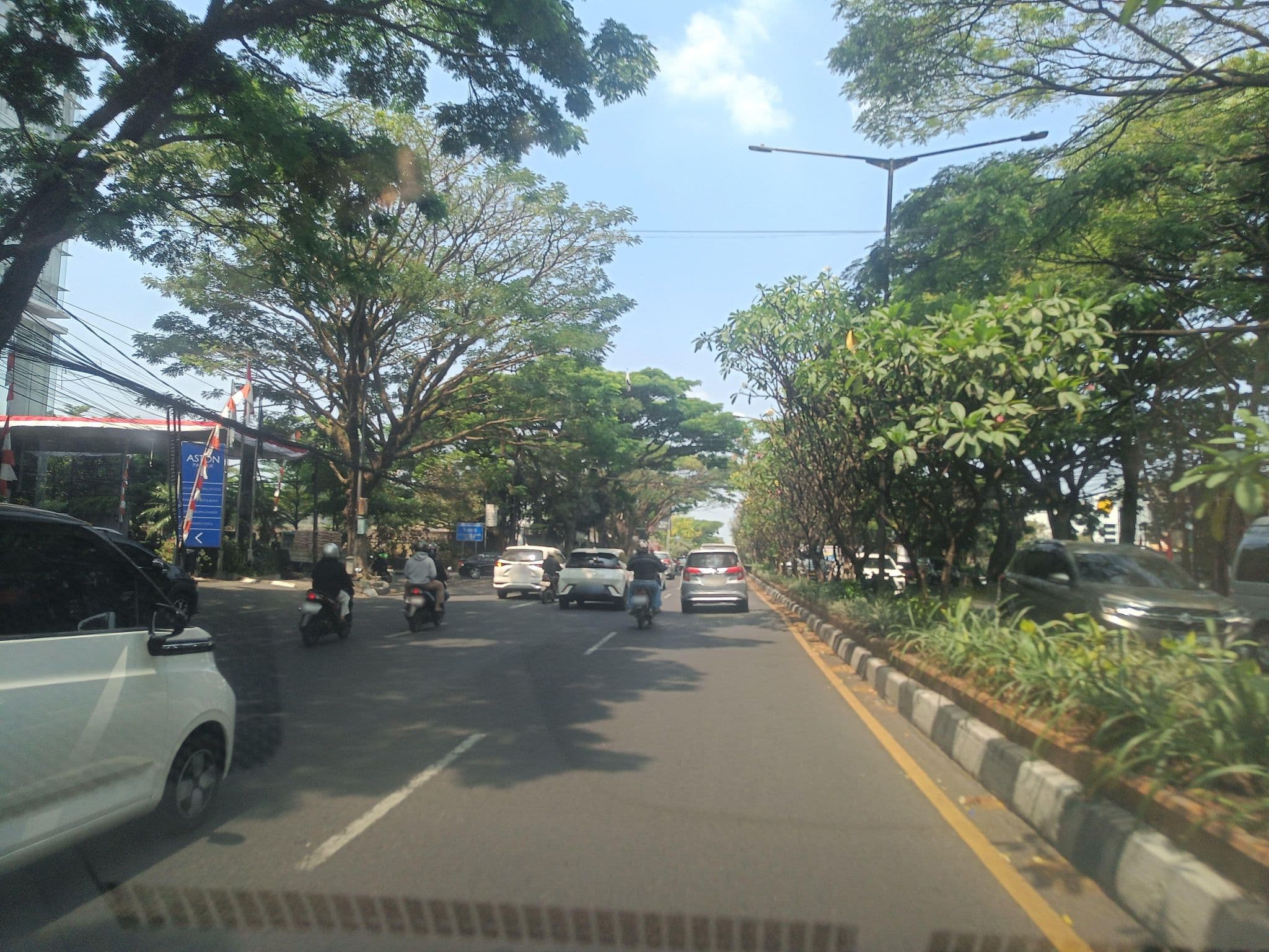 Street view near Aston Swimming Pool, Bandung — © hen0ch (CC BY-SA · Mapillary)
