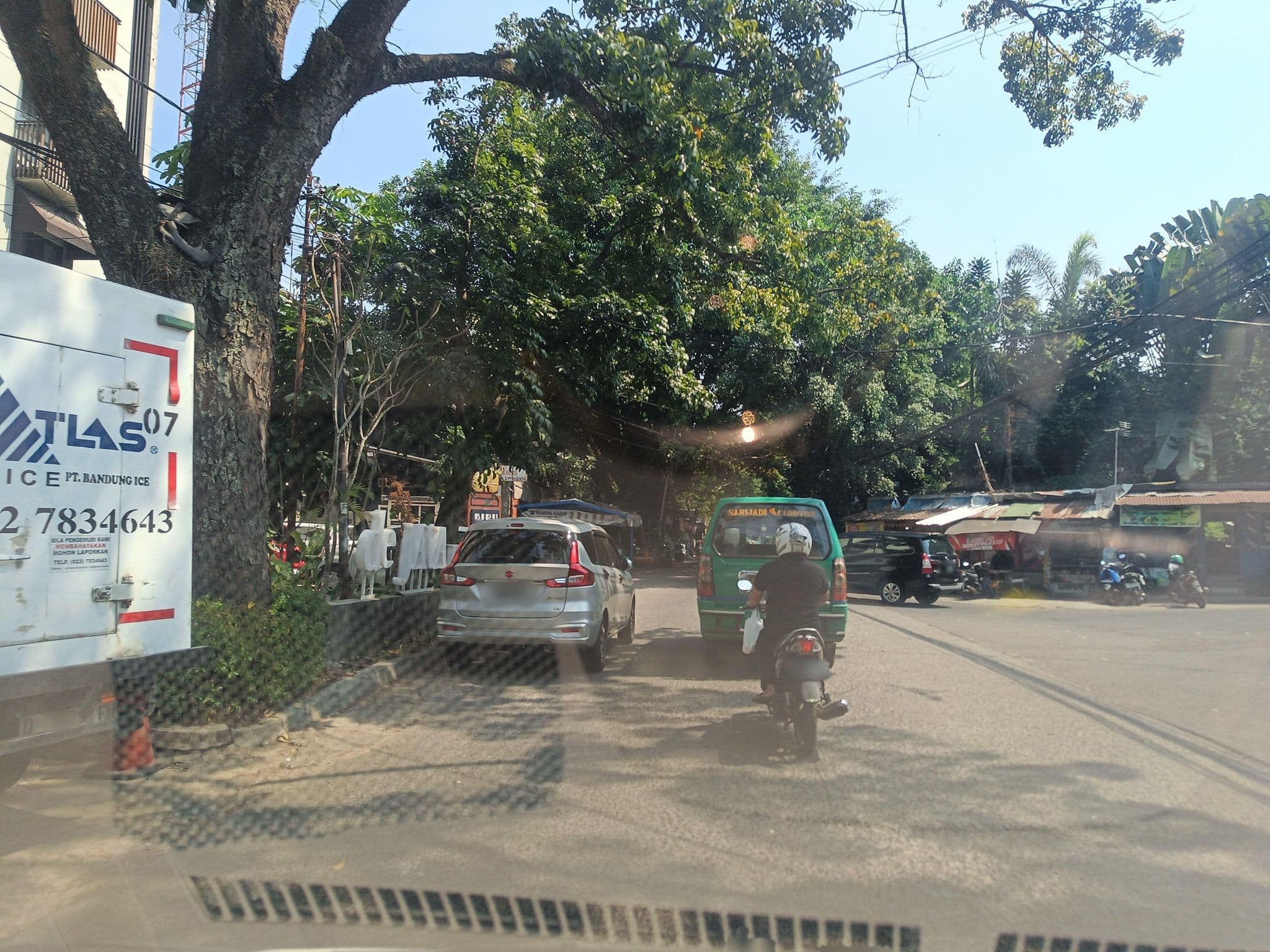 Street view near Sapotta Hotel & Cafe, Bandung — © hen0ch (CC BY-SA · Mapillary)