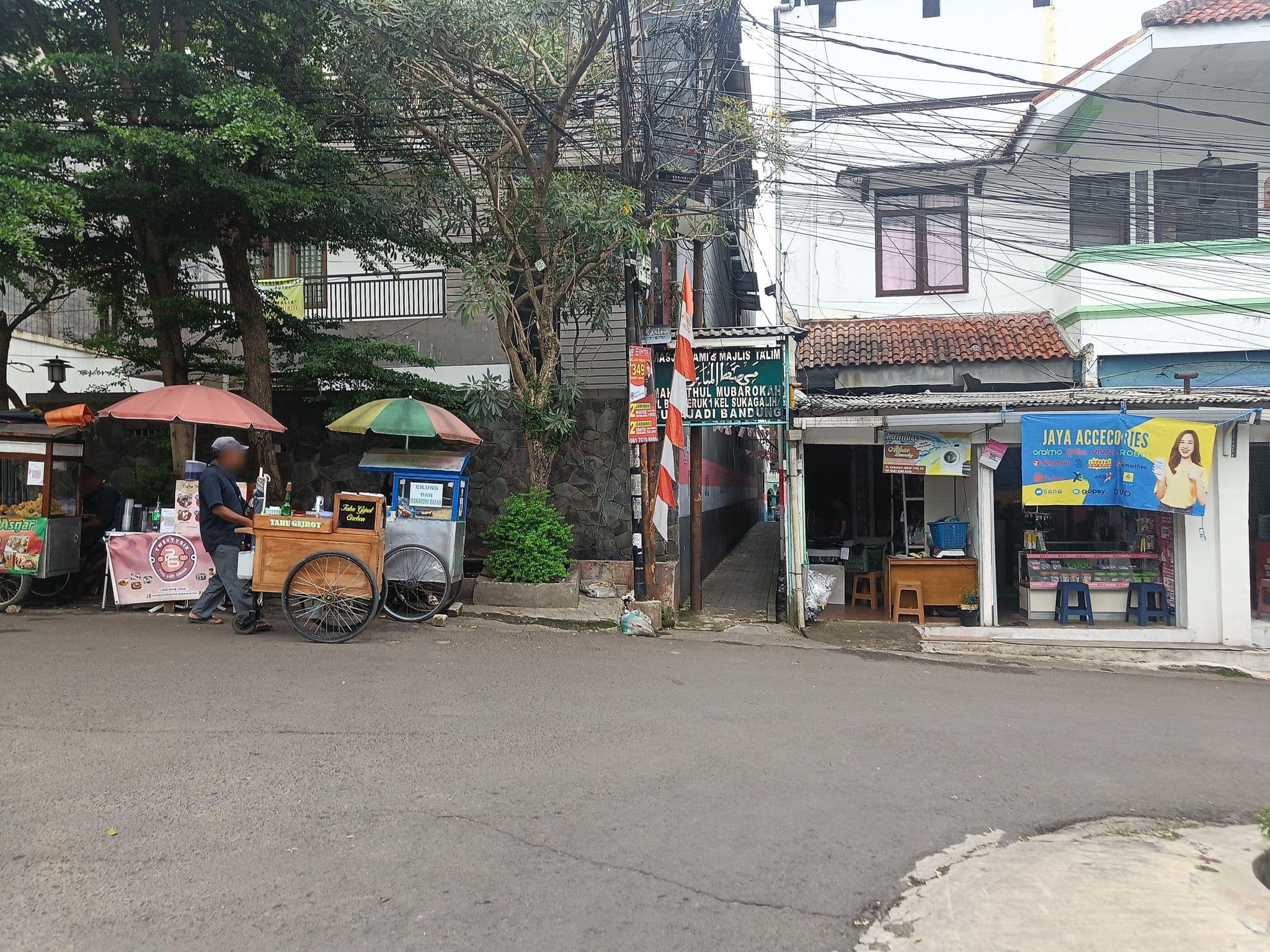 Street view near Kos bbkn jrk 92a, Bandung — © hen0ch (CC BY-SA · Mapillary)