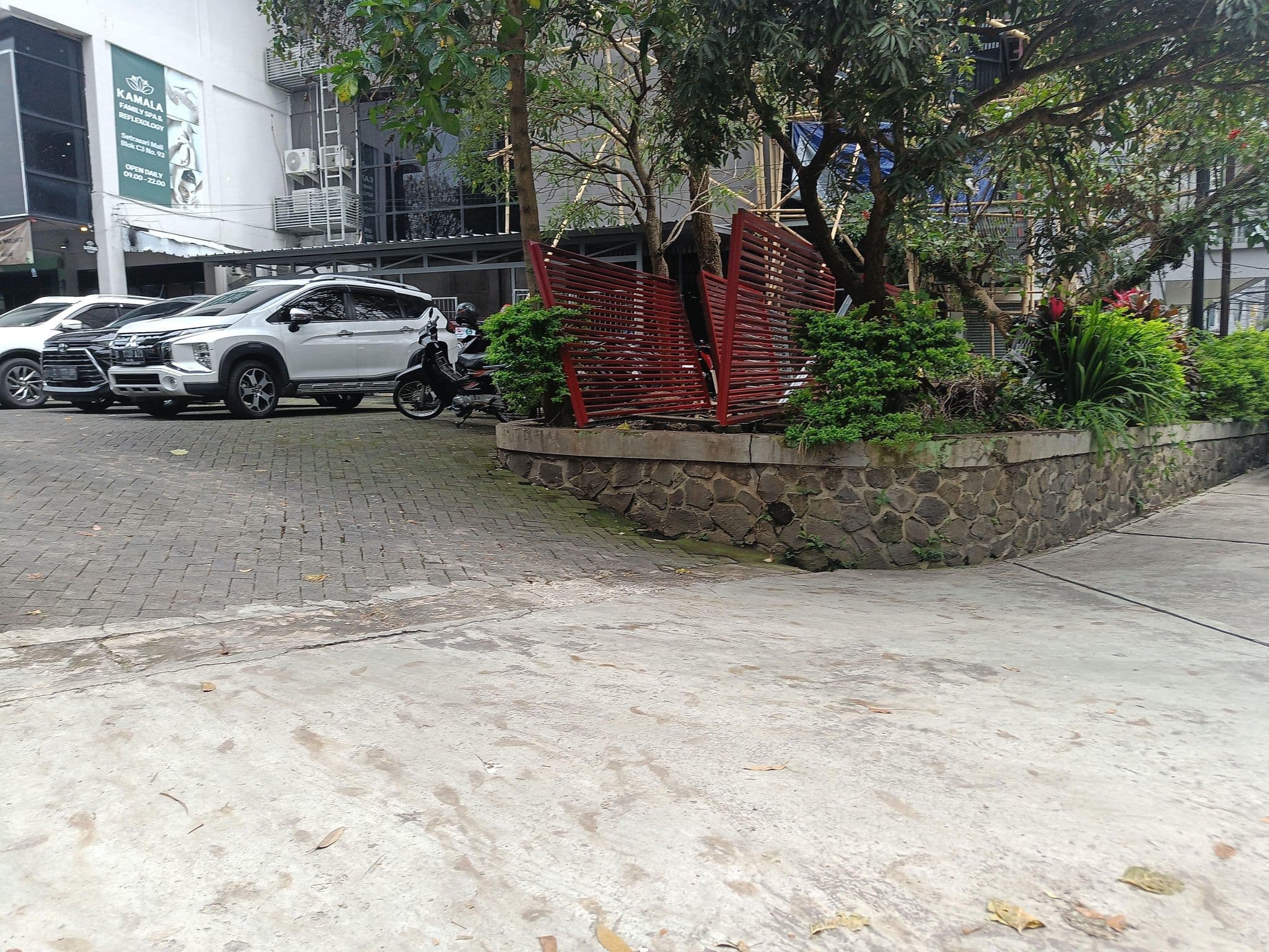 Street view near Kamar 207 wisma setrasari hotel, Cimahi — © hen0ch (CC BY-SA · Mapillary)