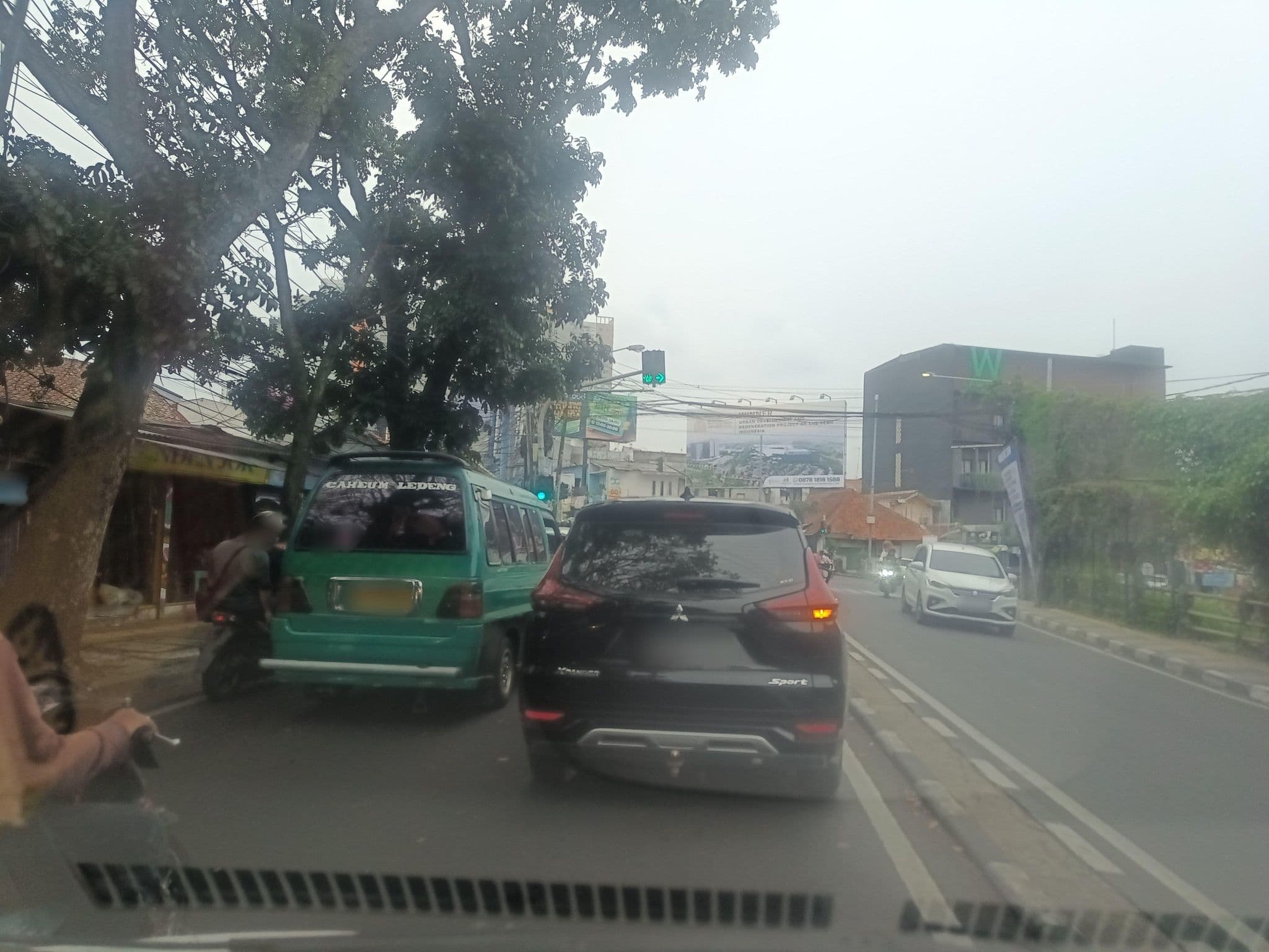 Street view near Harris Hotel & Conventions Bandung, Bandung — © hen0ch (CC BY-SA · Mapillary)