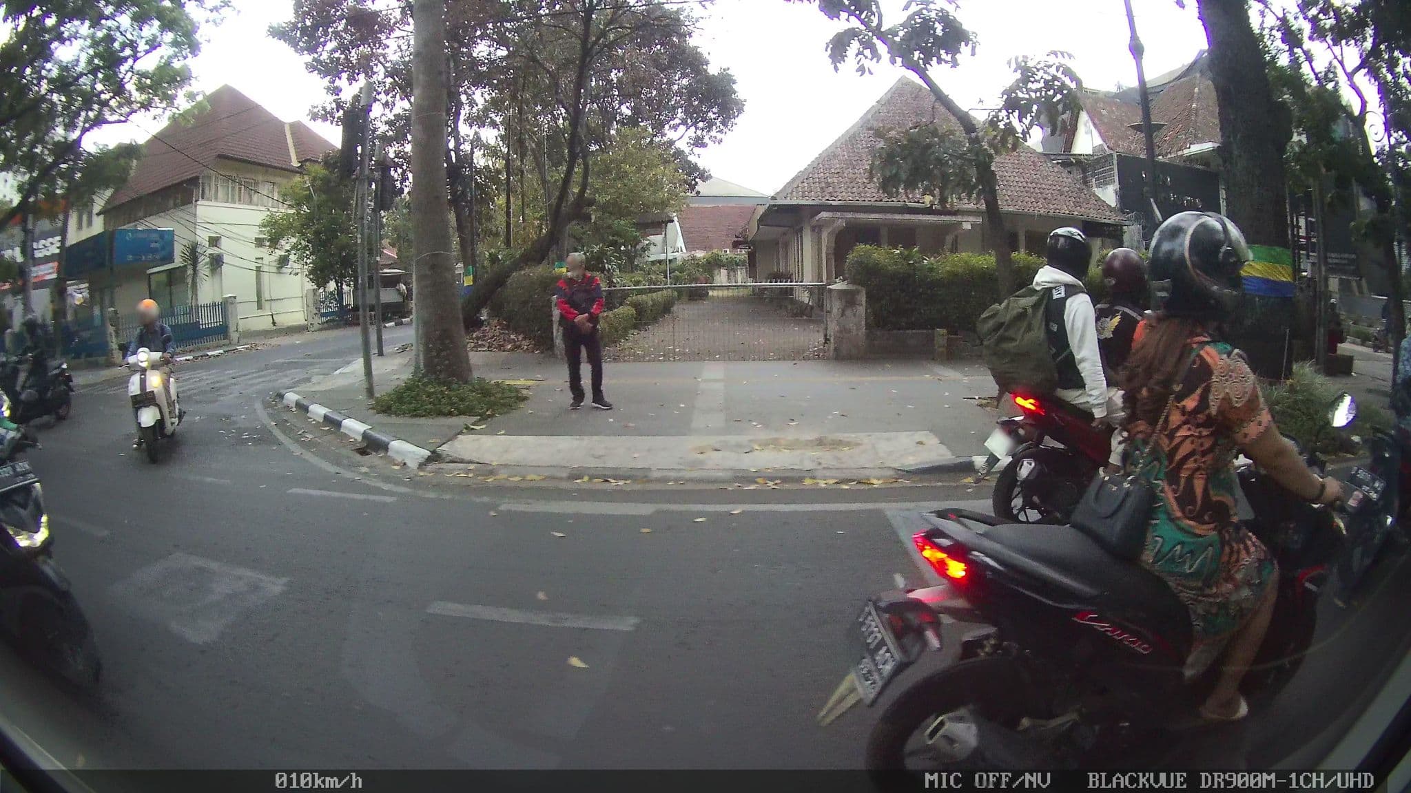Street view near Menara Peninsula Hotel, Bandung — © kaart_4 (CC BY-SA · Mapillary)