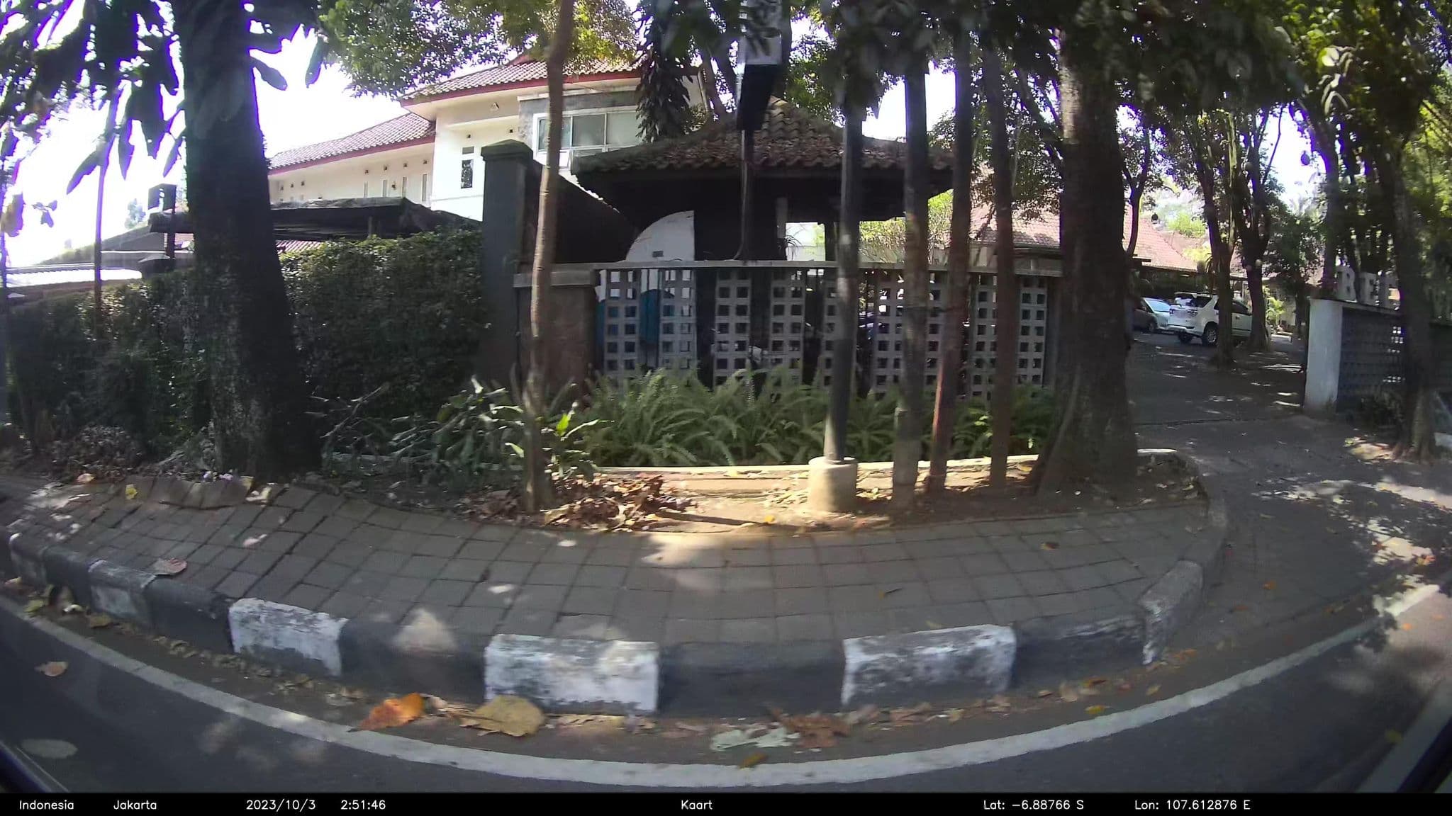 Street view near BEEHIVE Boutique Hotel, Bandung — © kaart5 (CC BY-SA · Mapillary)