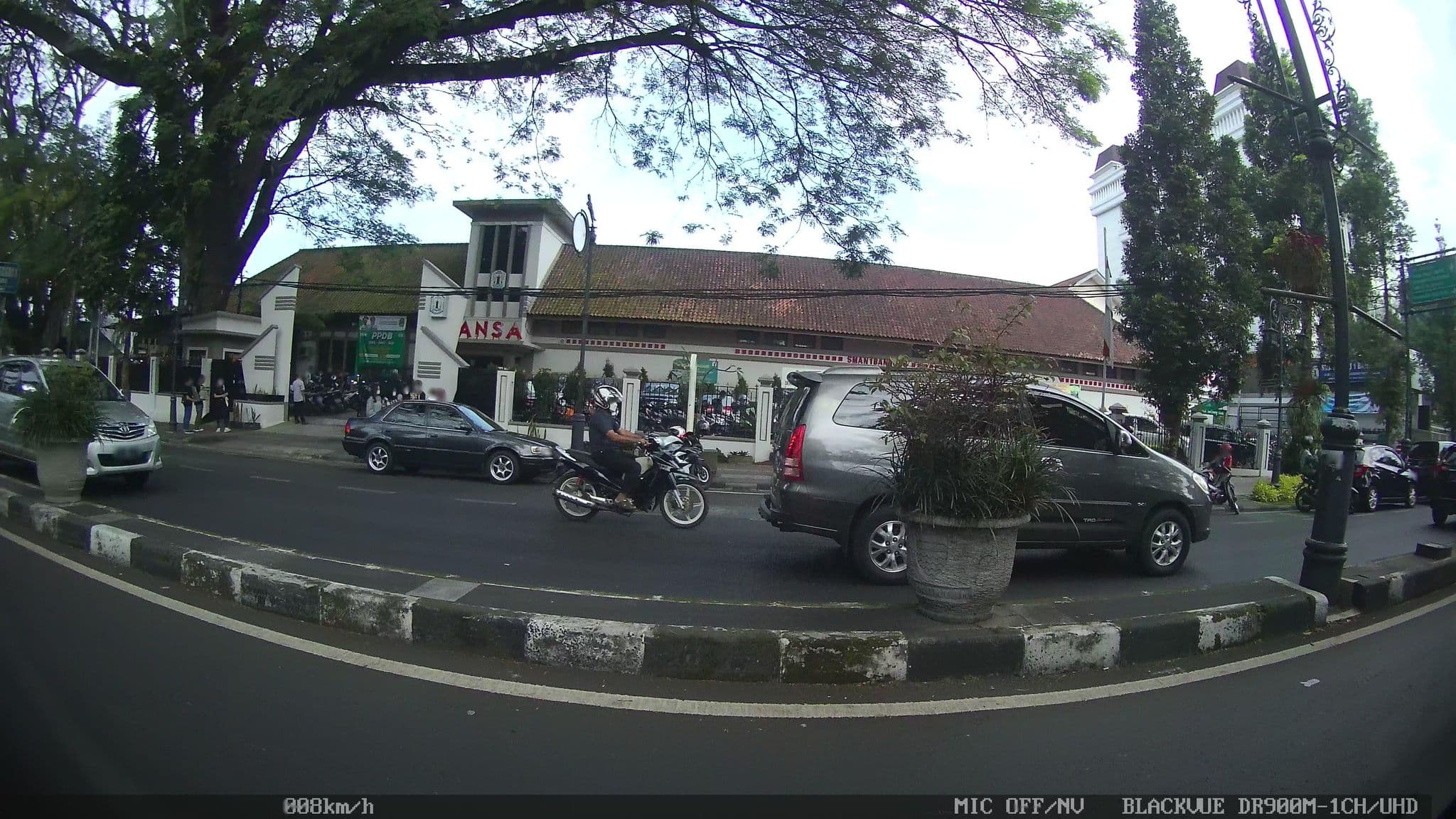 Street view near Arumdalu Hotel, Bandung — © kaart5 (CC BY-SA · Mapillary)