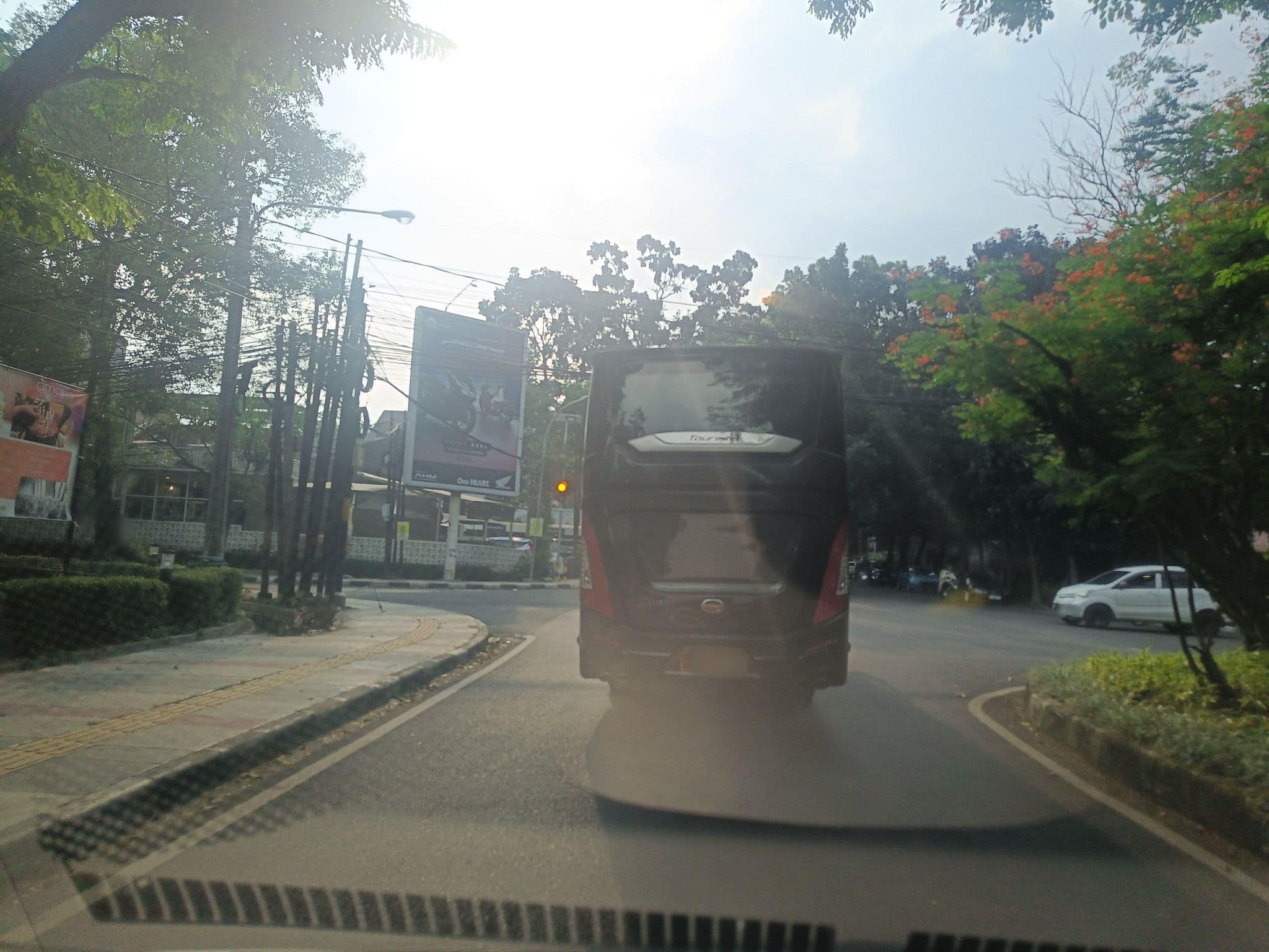 Street view near Swimming Pool - Hotel Amaris, Bandung — © hen0ch (CC BY-SA · Mapillary)