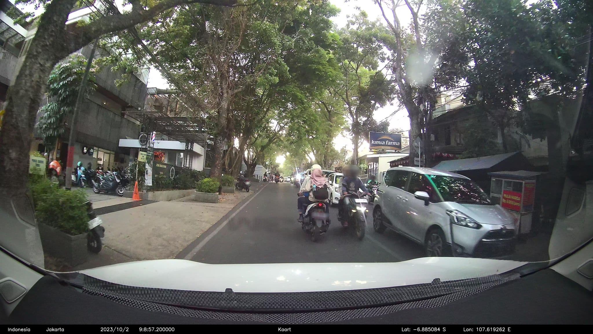 Street view near Airy Dago Tubagus Ismail 8 Bandung, Bandung — © kaart5 (CC BY-SA · Mapillary)