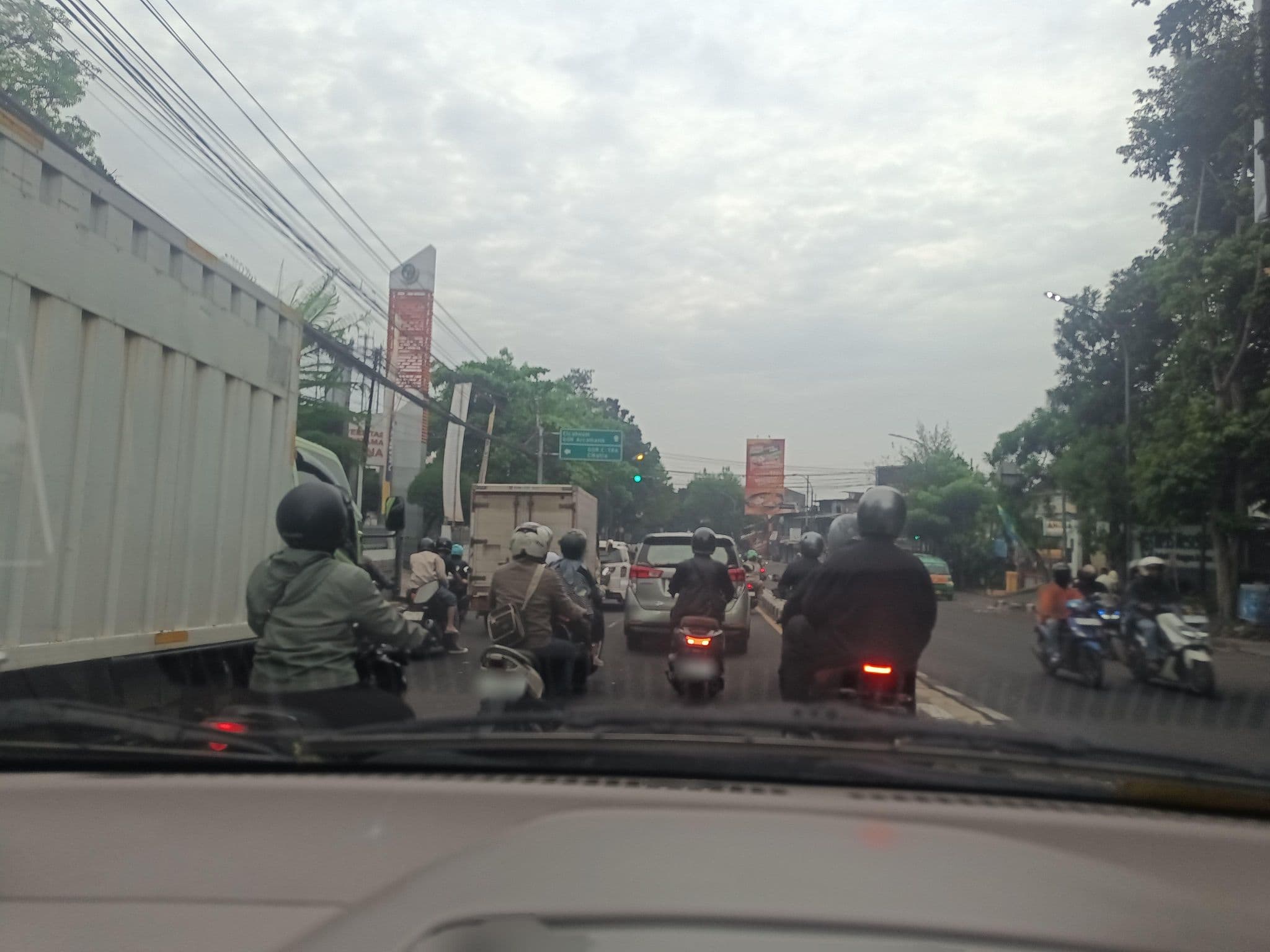 Street view near Nindya Biodistrict Hotel, Bandung — © hen0ch (CC BY-SA · Mapillary)
