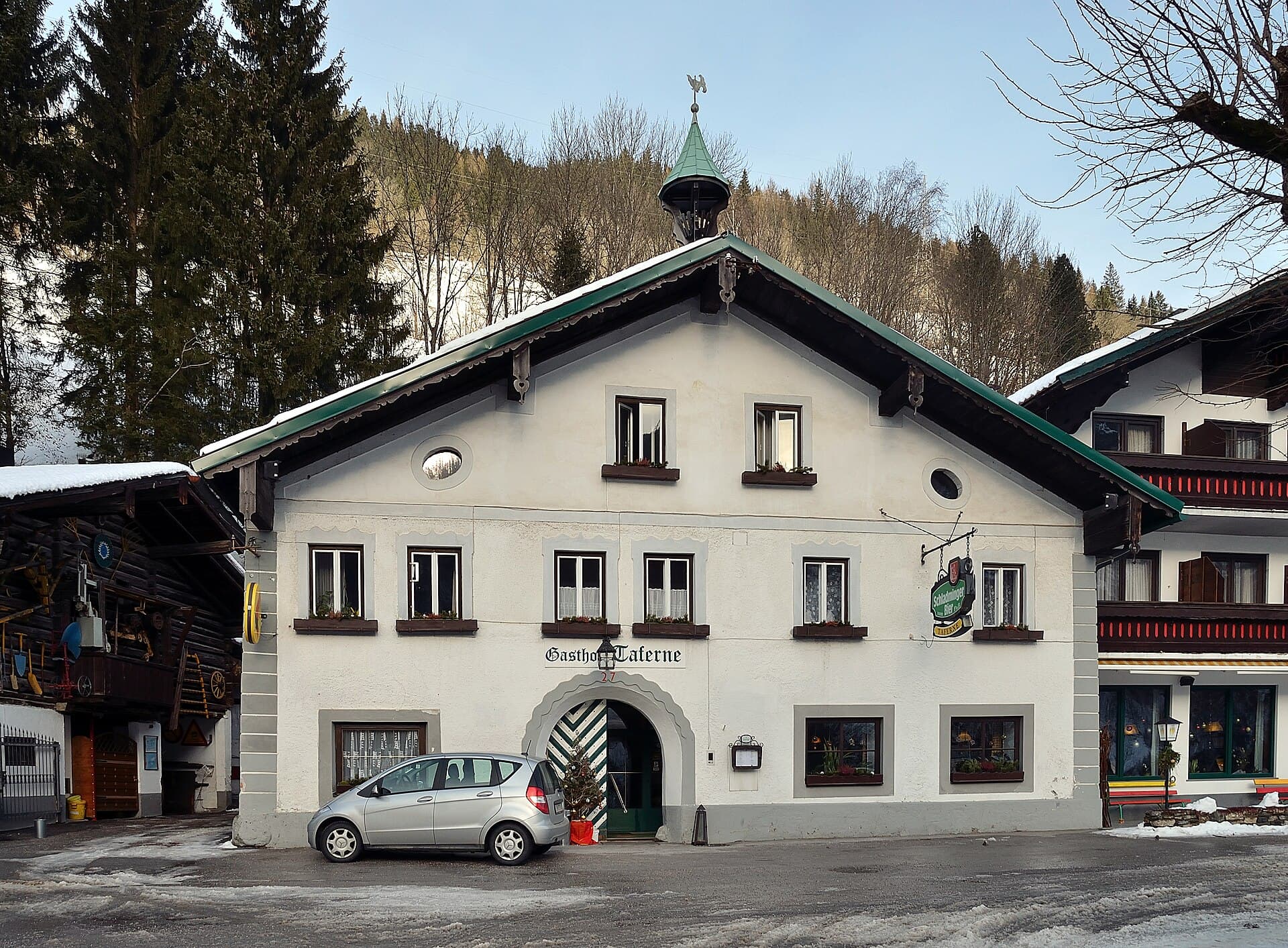 Hotel Taferne (via Wikimedia Commons, CC BY-SA 4.0)