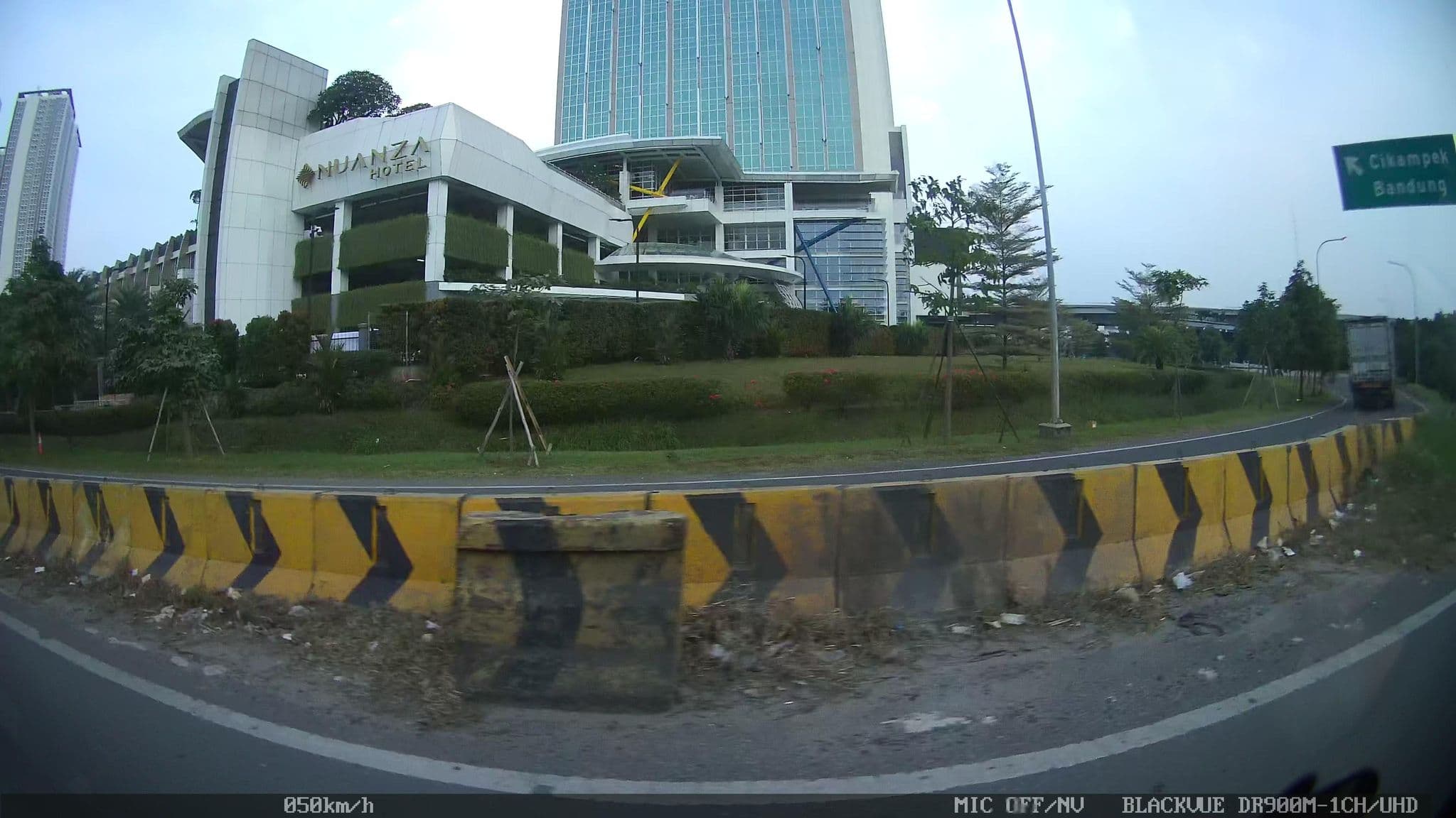 Street view near President Executive Club, Cikarang — © kaart_2 (CC BY-SA · Mapillary)