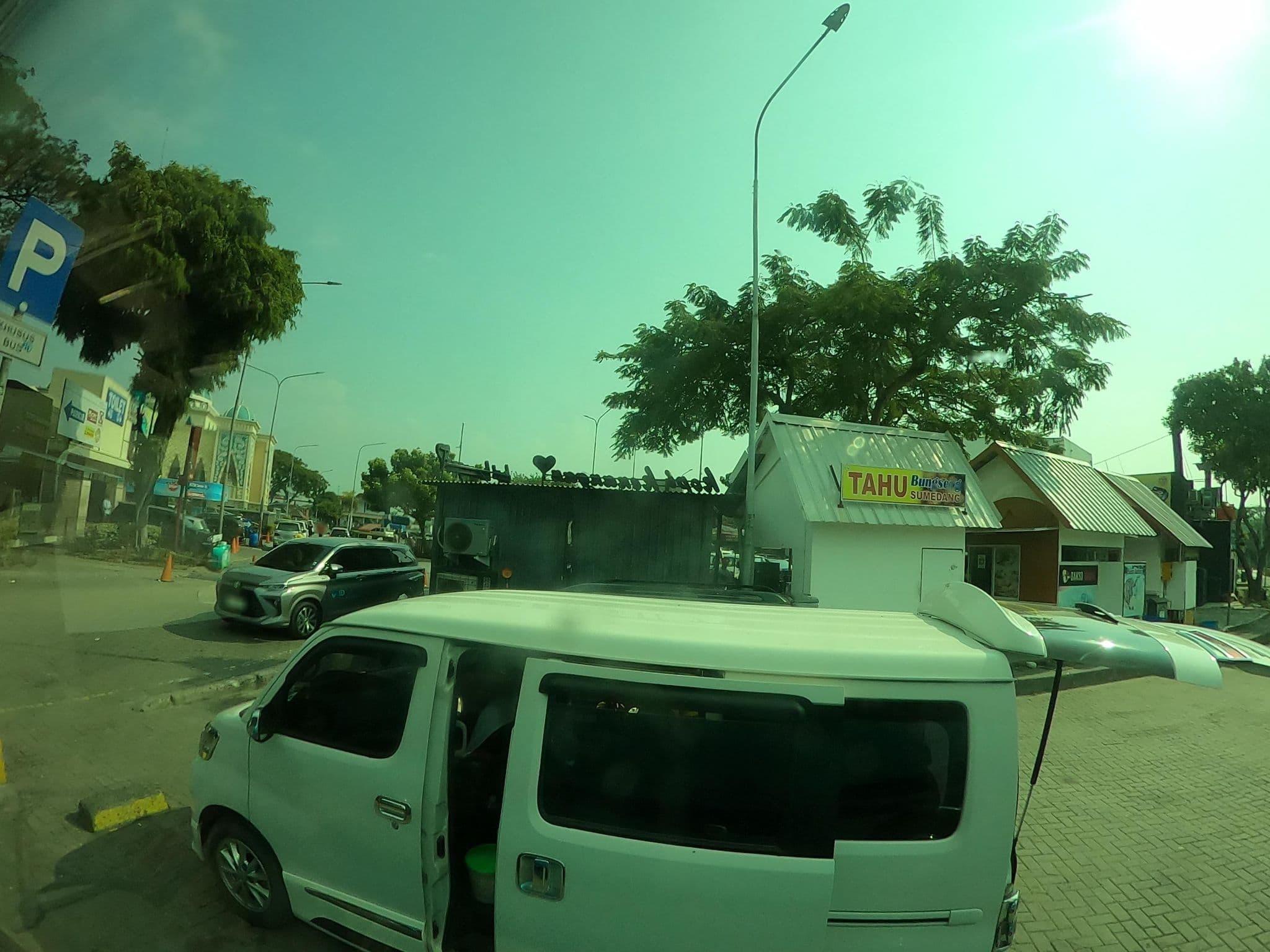 Street view near Hotel Yehezkiel, Karawang — © rgtm_ryuiki (CC BY-SA · Mapillary)