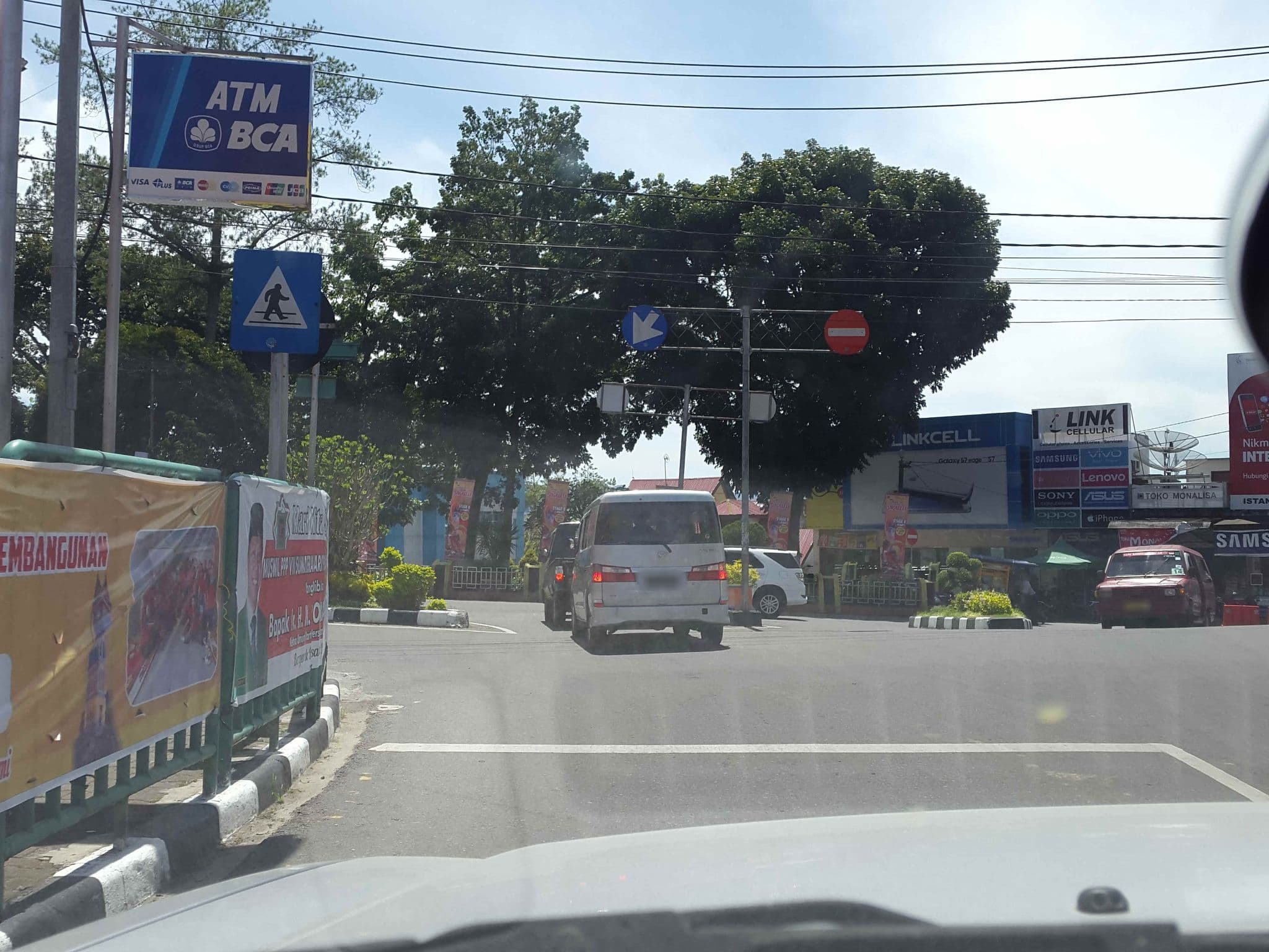 Street view near Ambun Suri Hotel, Bukittinggi — © roadroid (CC BY-SA · Mapillary)