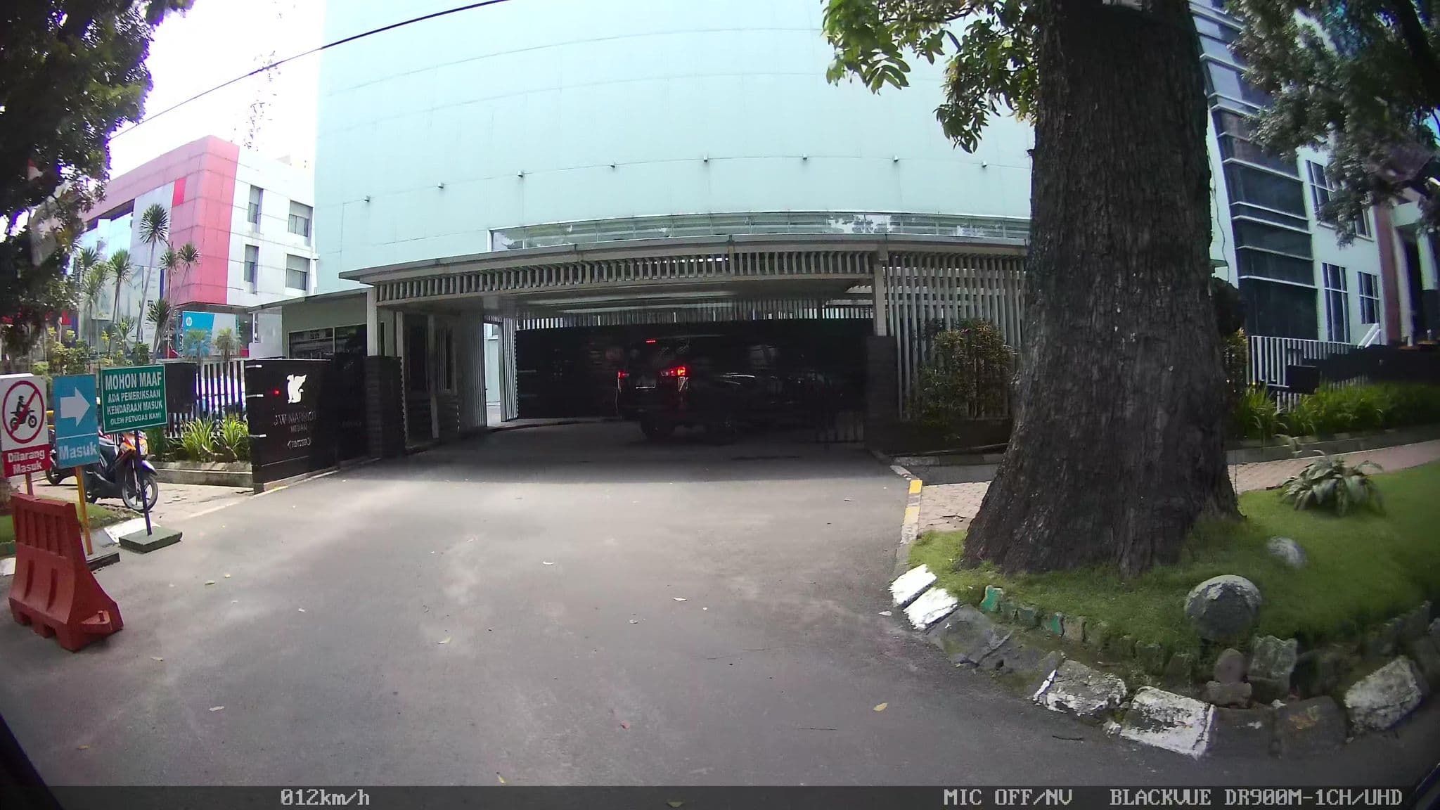 Street view near Event Mgmt Office JW Marriott Medan, Medan — © kaart_2 (CC BY-SA · Mapillary)