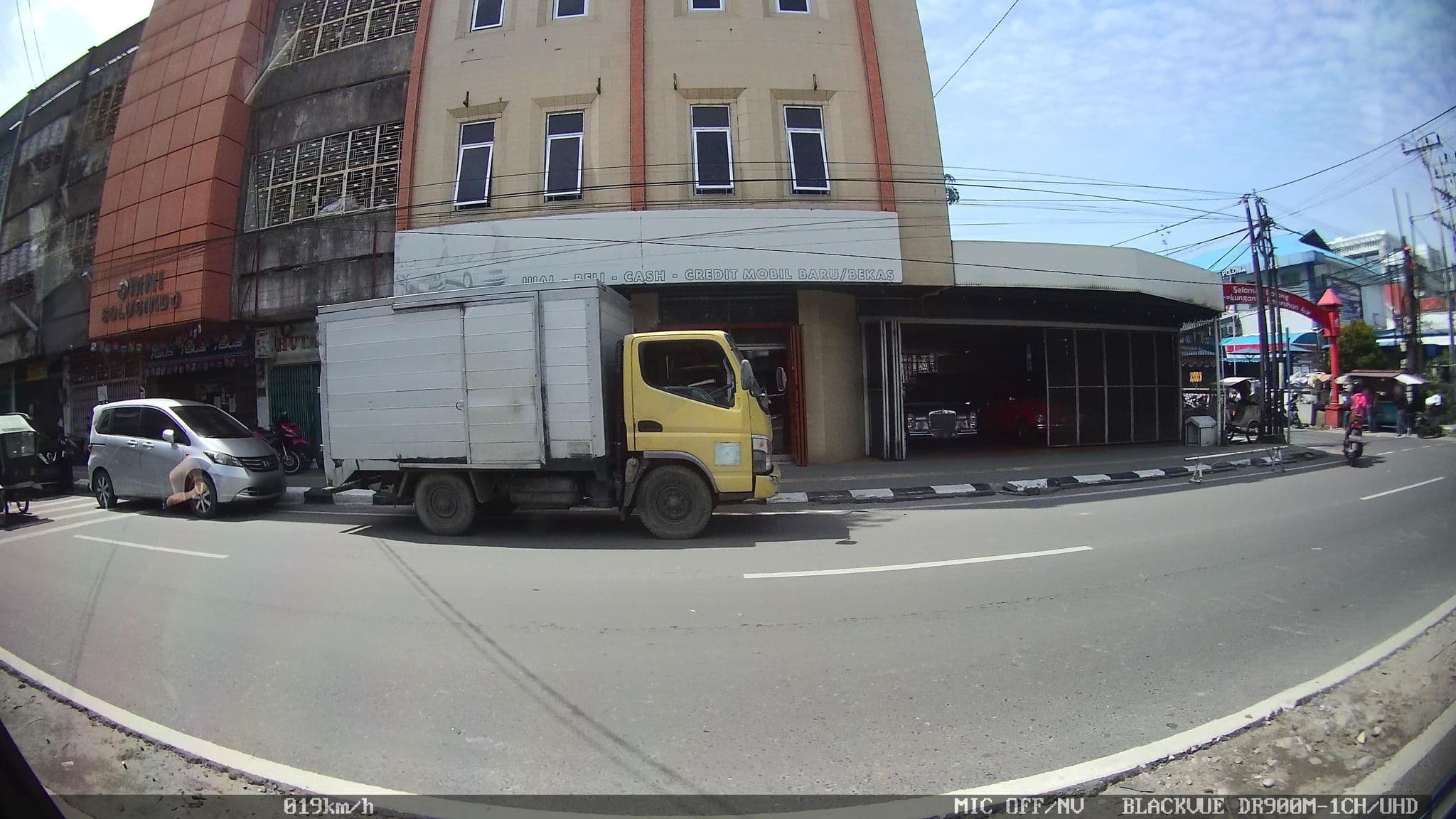 Street view near Manhattan hotel, Medan — © kaart_2 (CC BY-SA · Mapillary)