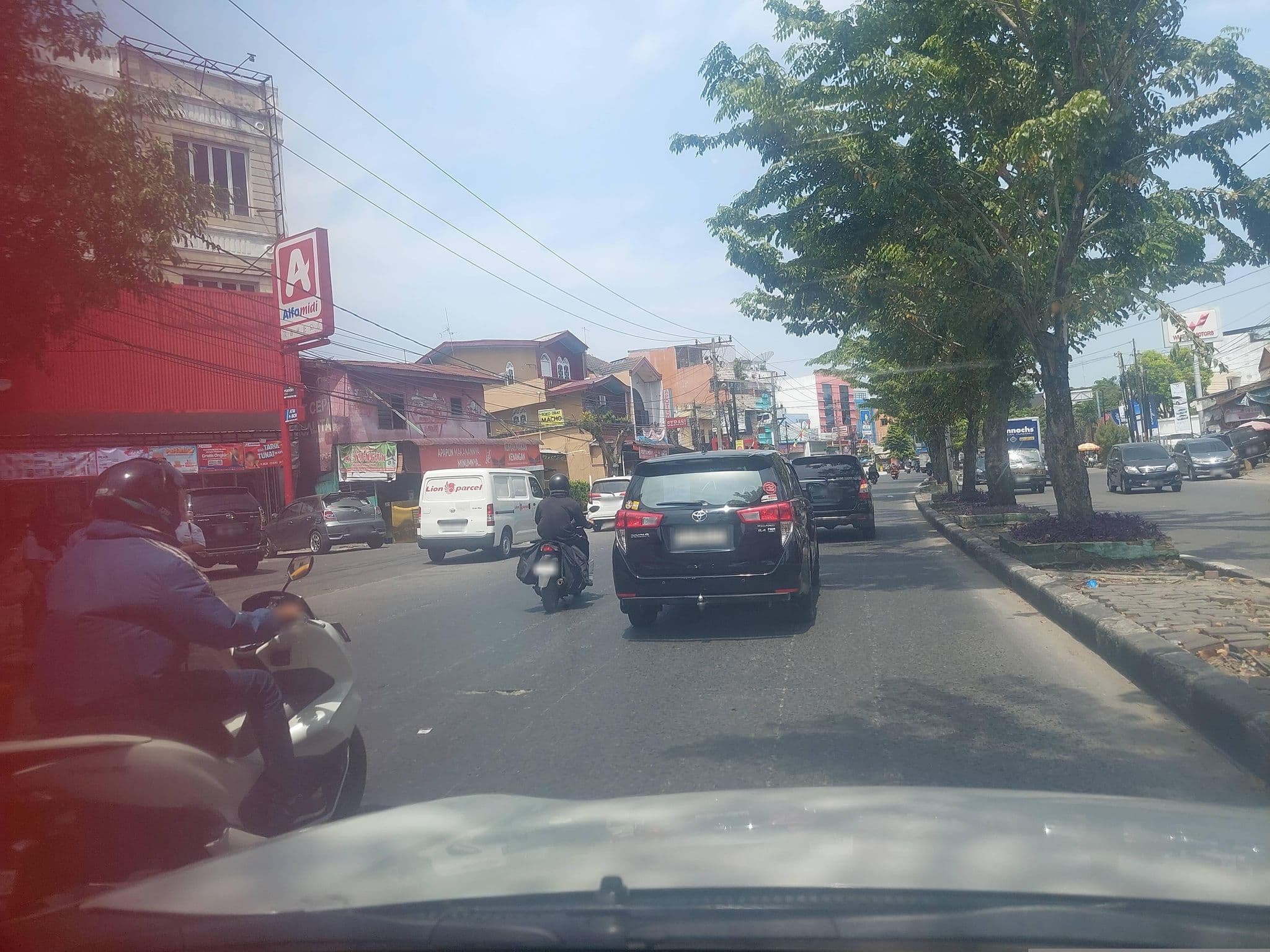 Street view near Garuda Plaza Convention Hall, Deli Tua — © donny3009 (CC BY-SA · Mapillary)