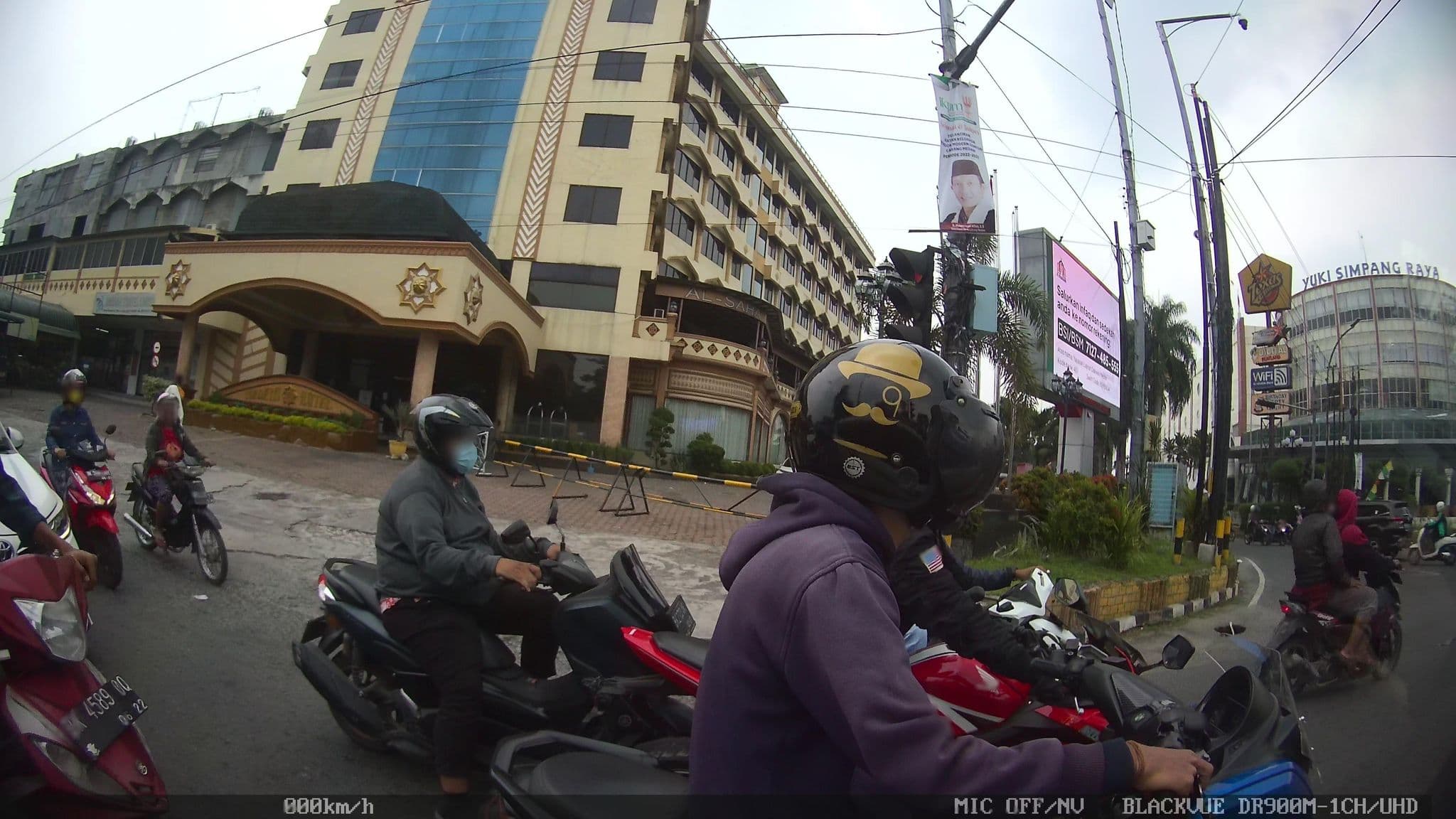 Street view near Madani Hotel Medan Room 333 Lt. 3 ( Jln. Sisingamangaraja ) Medan, Sumatera Utara, Medan — © kaart_2 (CC BY-SA · Mapillary)