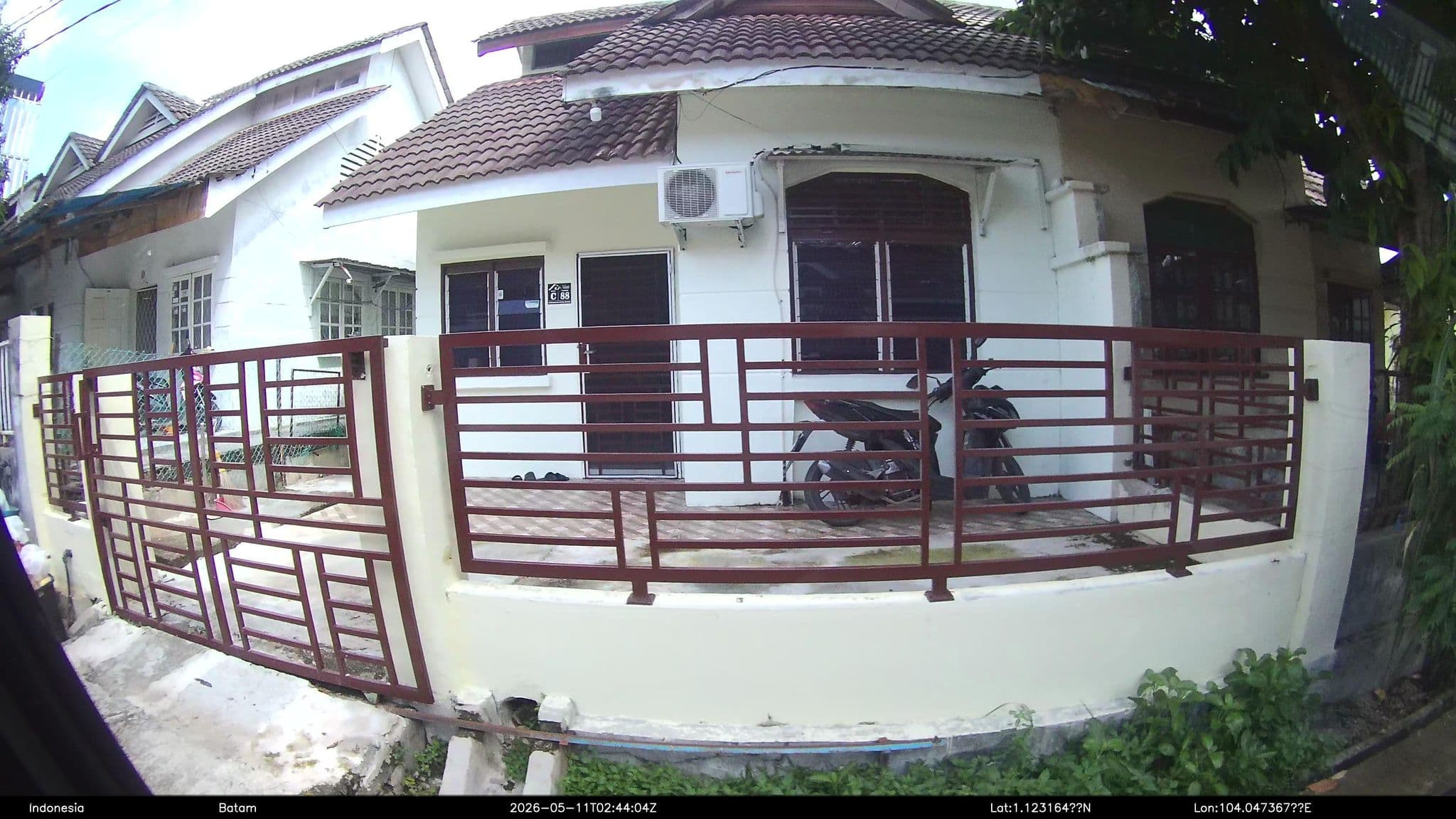 Street view near Glee Studio 1 Pollux Habibie, Batam — © Kaart---RIGHT (CC BY-SA · Mapillary)
